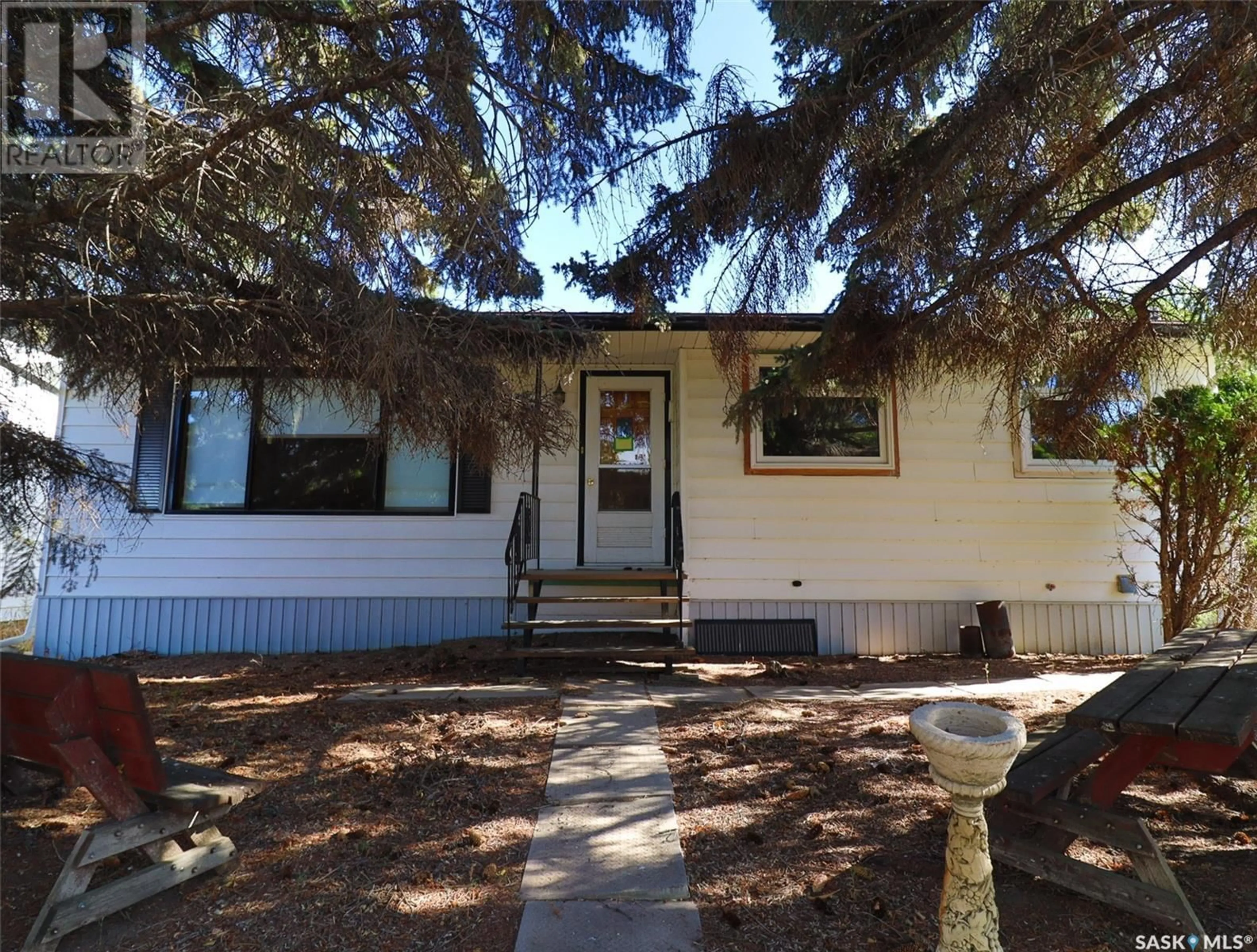 Home with vinyl exterior material, street for 414 1ST STREET, Cabri Saskatchewan S0N0J0
