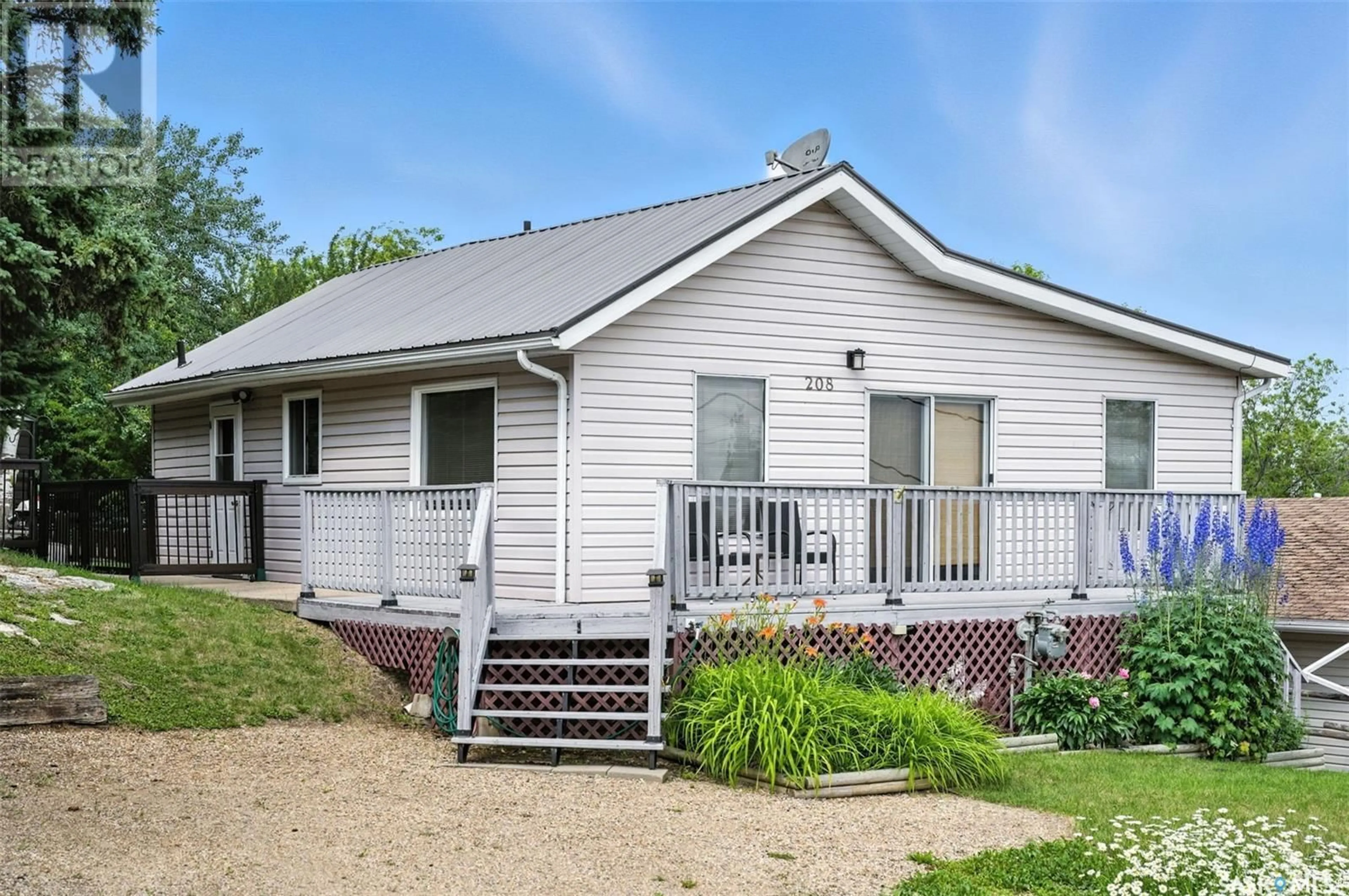 Home with vinyl exterior material, unknown for 208 ALBERT STREET, Manitou Beach Saskatchewan S0K4T1