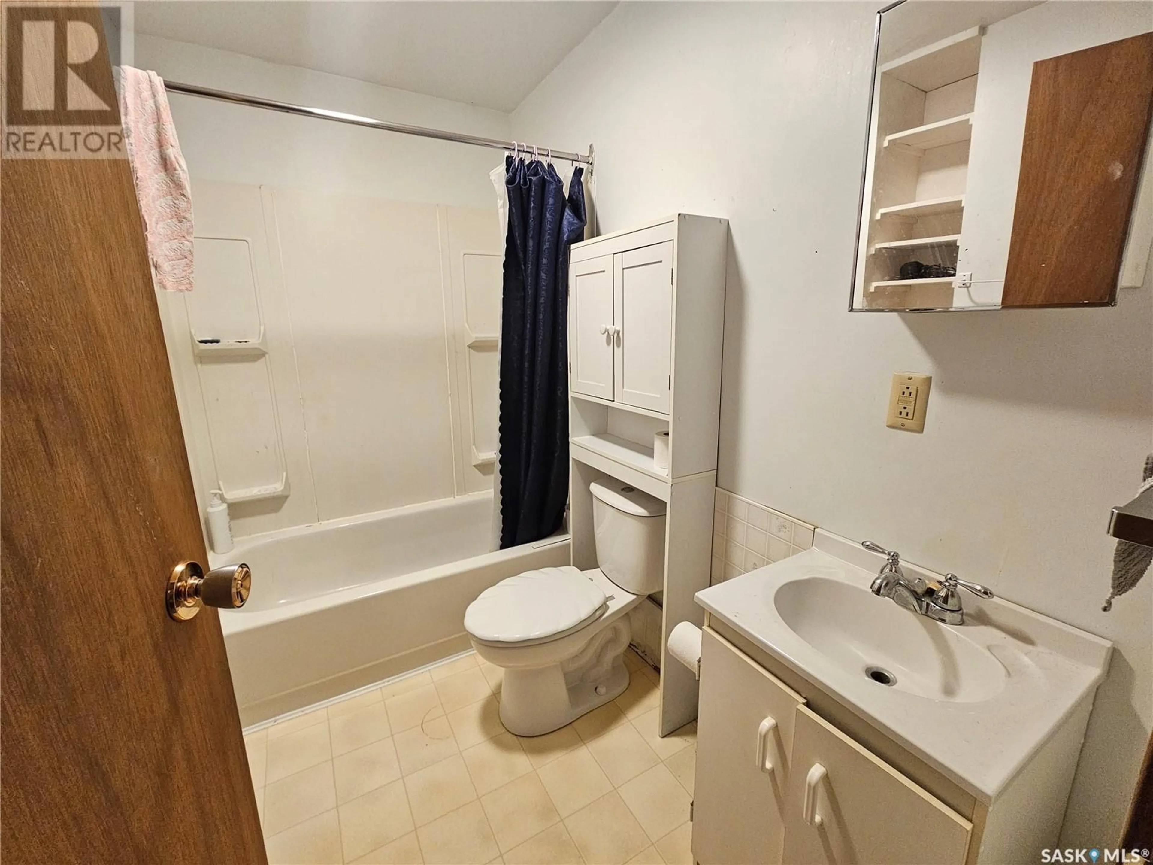 Standard bathroom, unknown for 411 3RD AVENUE, Meadow Lake Saskatchewan S9X1B8