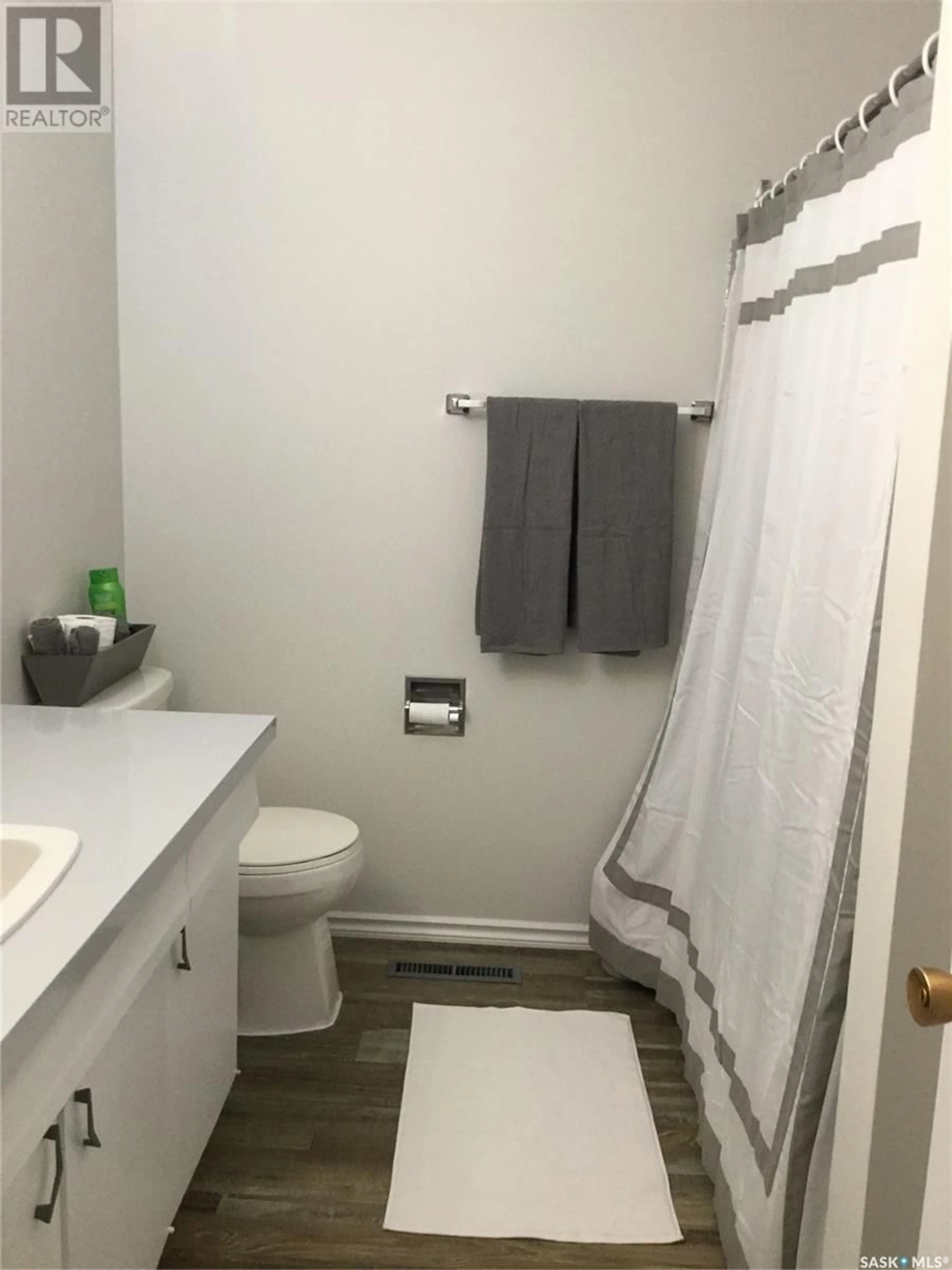Standard bathroom, unknown for 437 28TH STREET, Prince Albert Saskatchewan S6V1X6