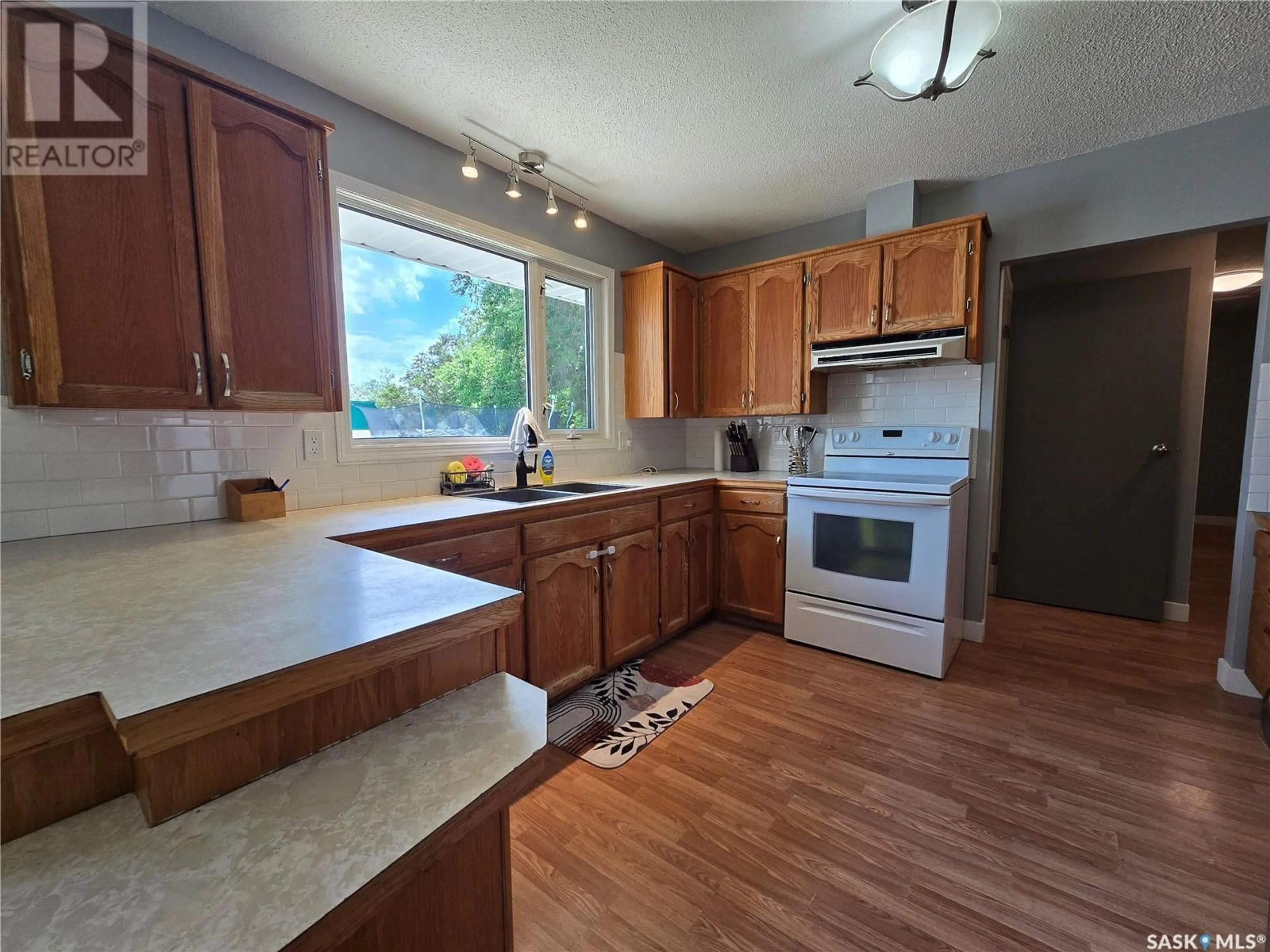 Standard kitchen, unknown for 8 HARTNEY BAY, Weyburn Saskatchewan S4H0M1