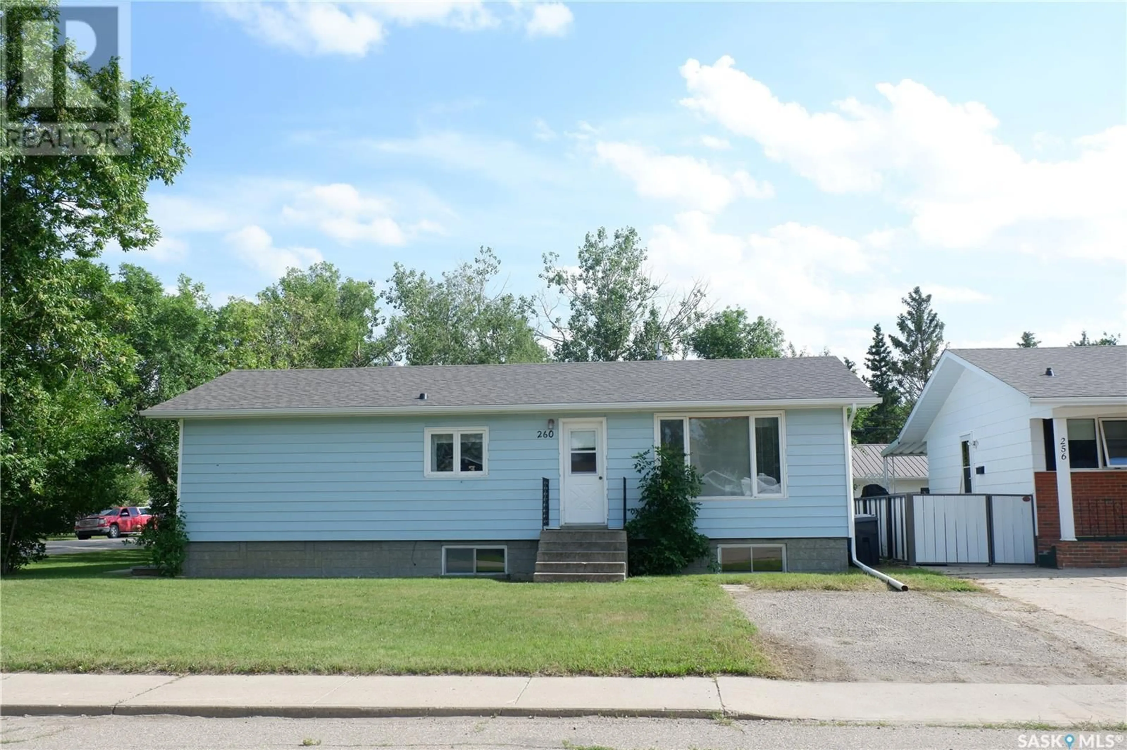 Home with vinyl exterior material, street for 260 6TH AVENUE, Gravelbourg Saskatchewan S0H1X0