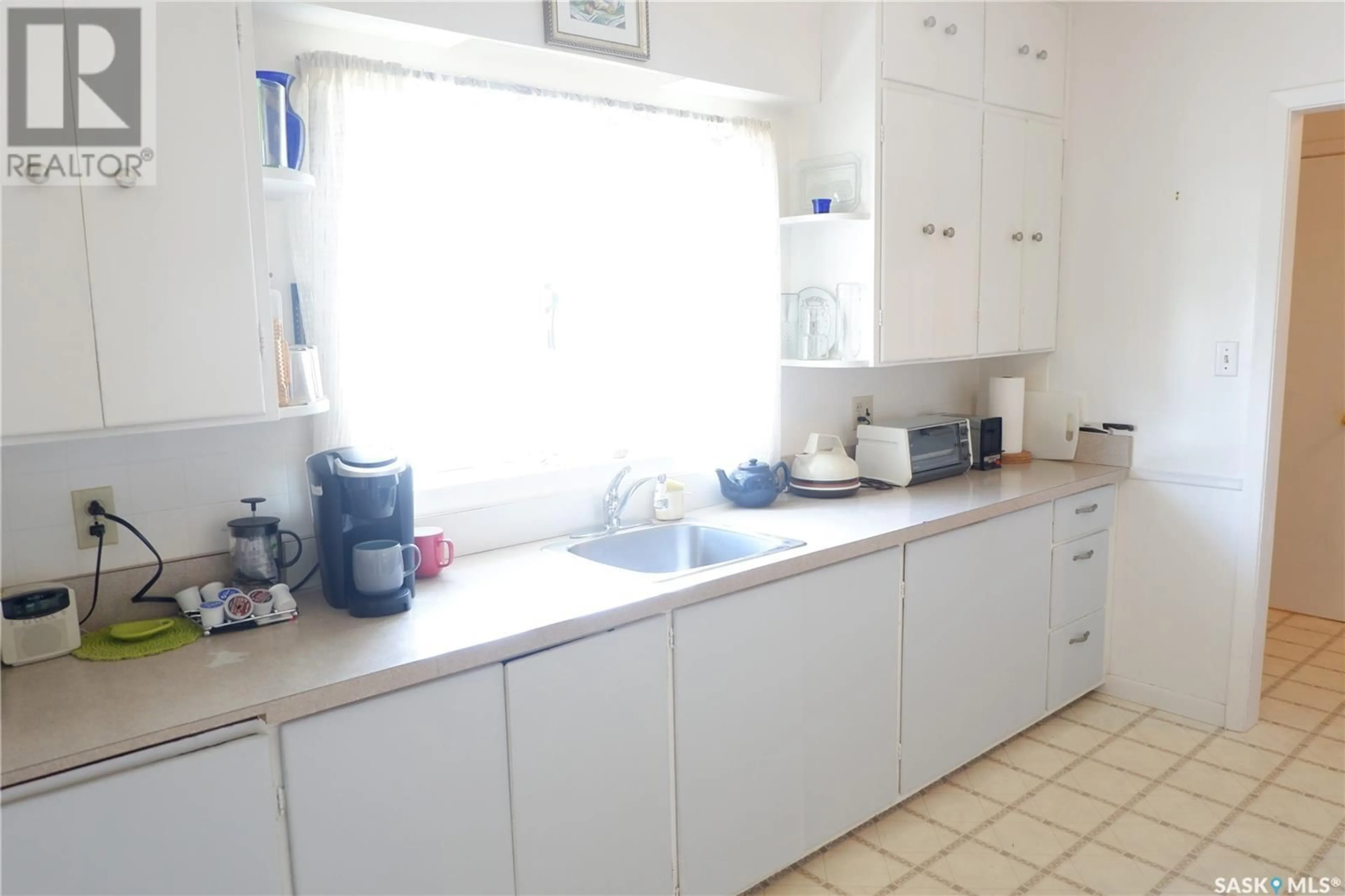Standard kitchen, ceramic/tile floor for 260 6TH AVENUE, Gravelbourg Saskatchewan S0H1X0