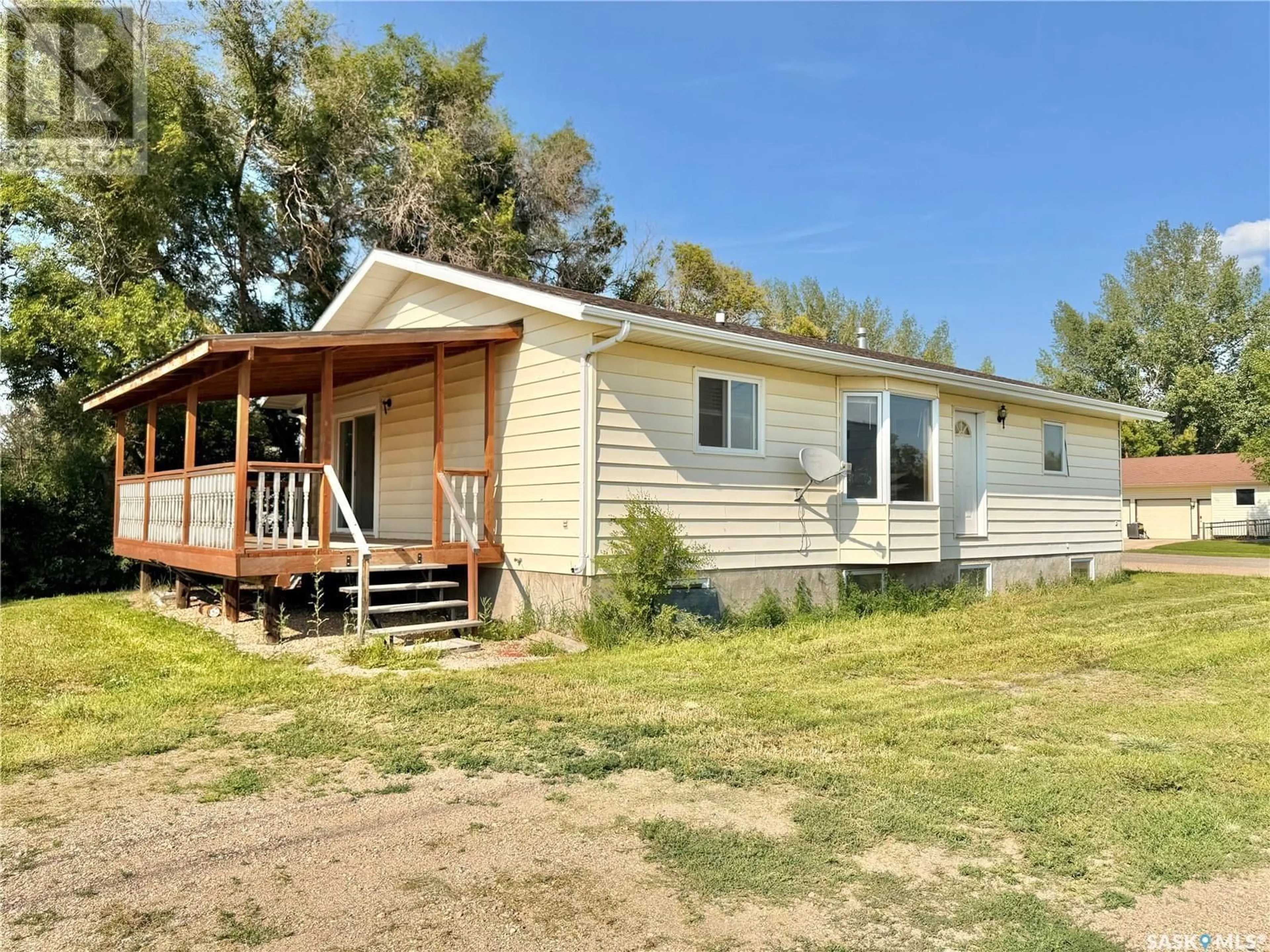 Home with vinyl exterior material, unknown for 100 1ST AVENUE, Lucky Lake Saskatchewan S0L1Z0