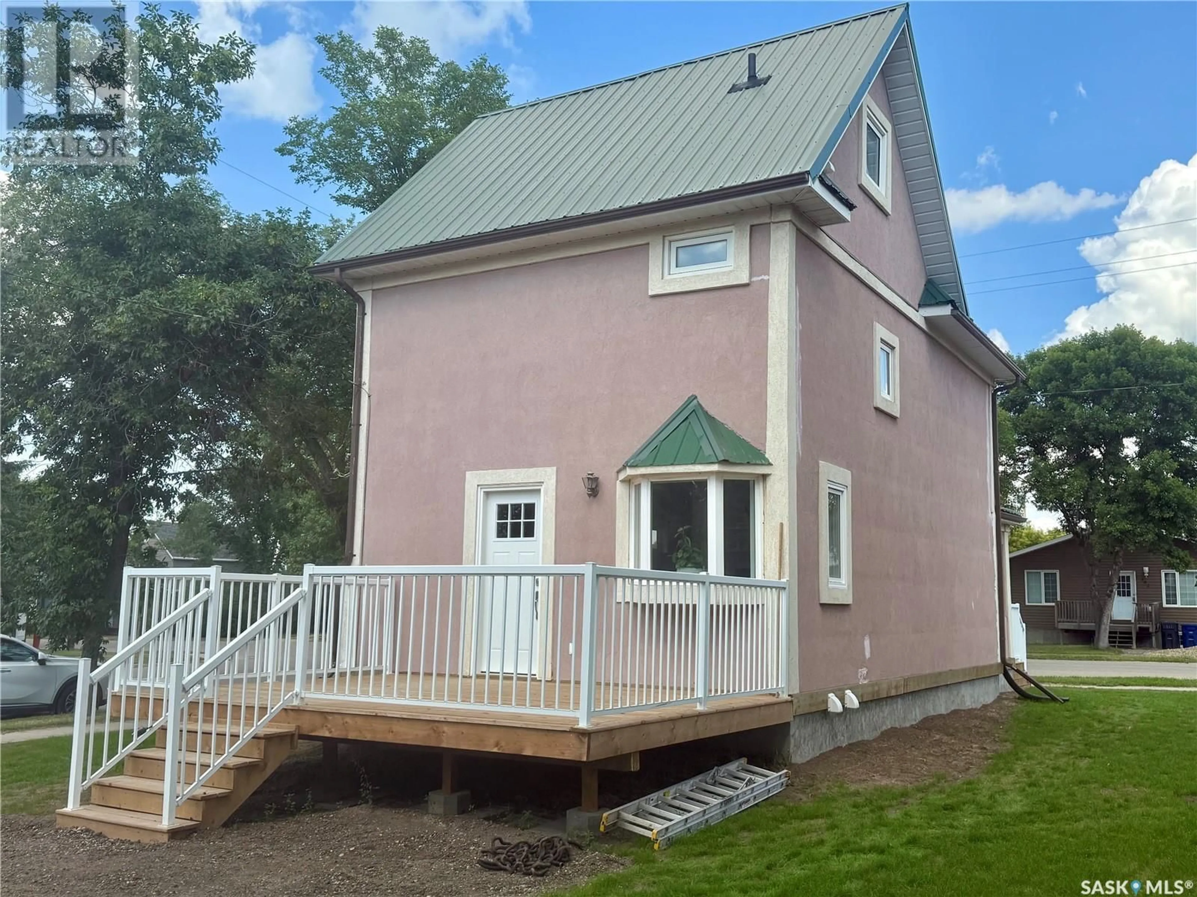 Home with vinyl exterior material, building for 301 3RD STREET, Weyburn Saskatchewan S4H2C5