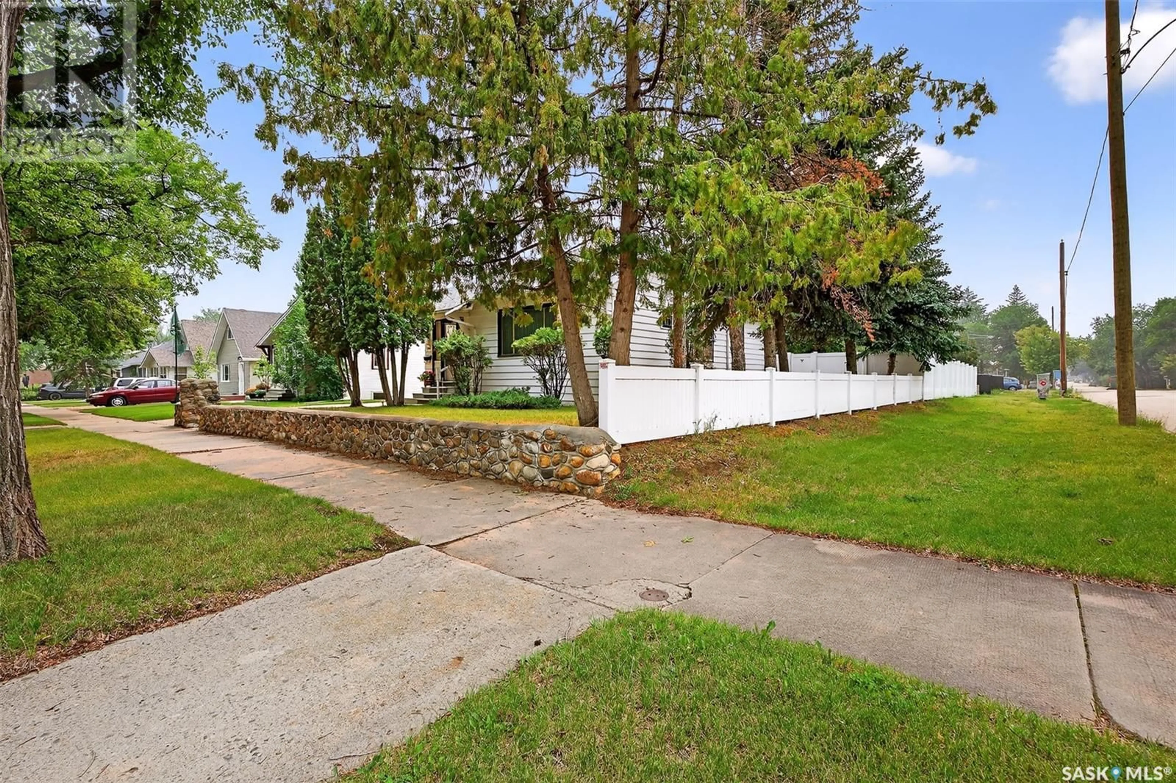 Unknown for 946 2ND AVENUE, Moose Jaw Saskatchewan S6H1C1