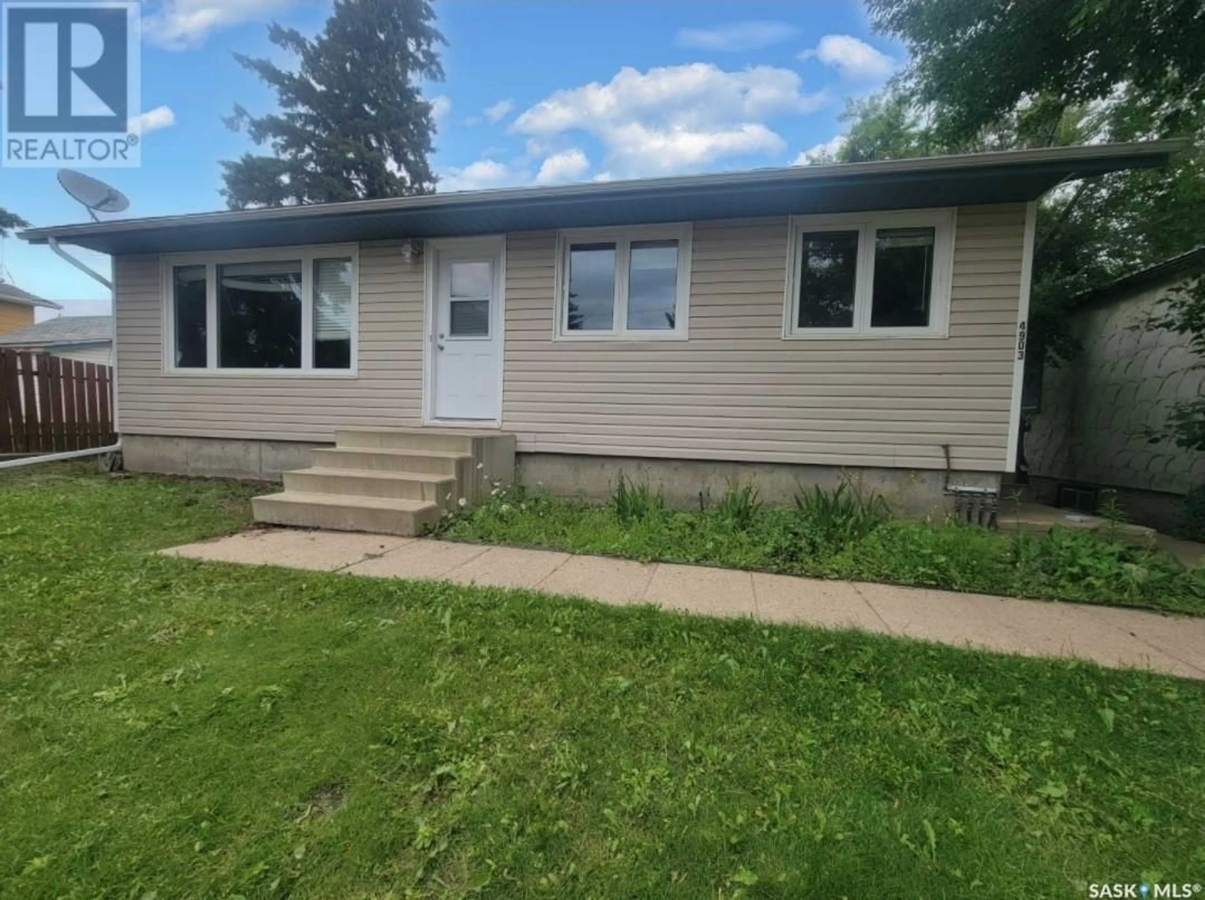 Home with vinyl exterior material, street for 4903 TRIBUNE STREET, Macklin Saskatchewan S0L2C0