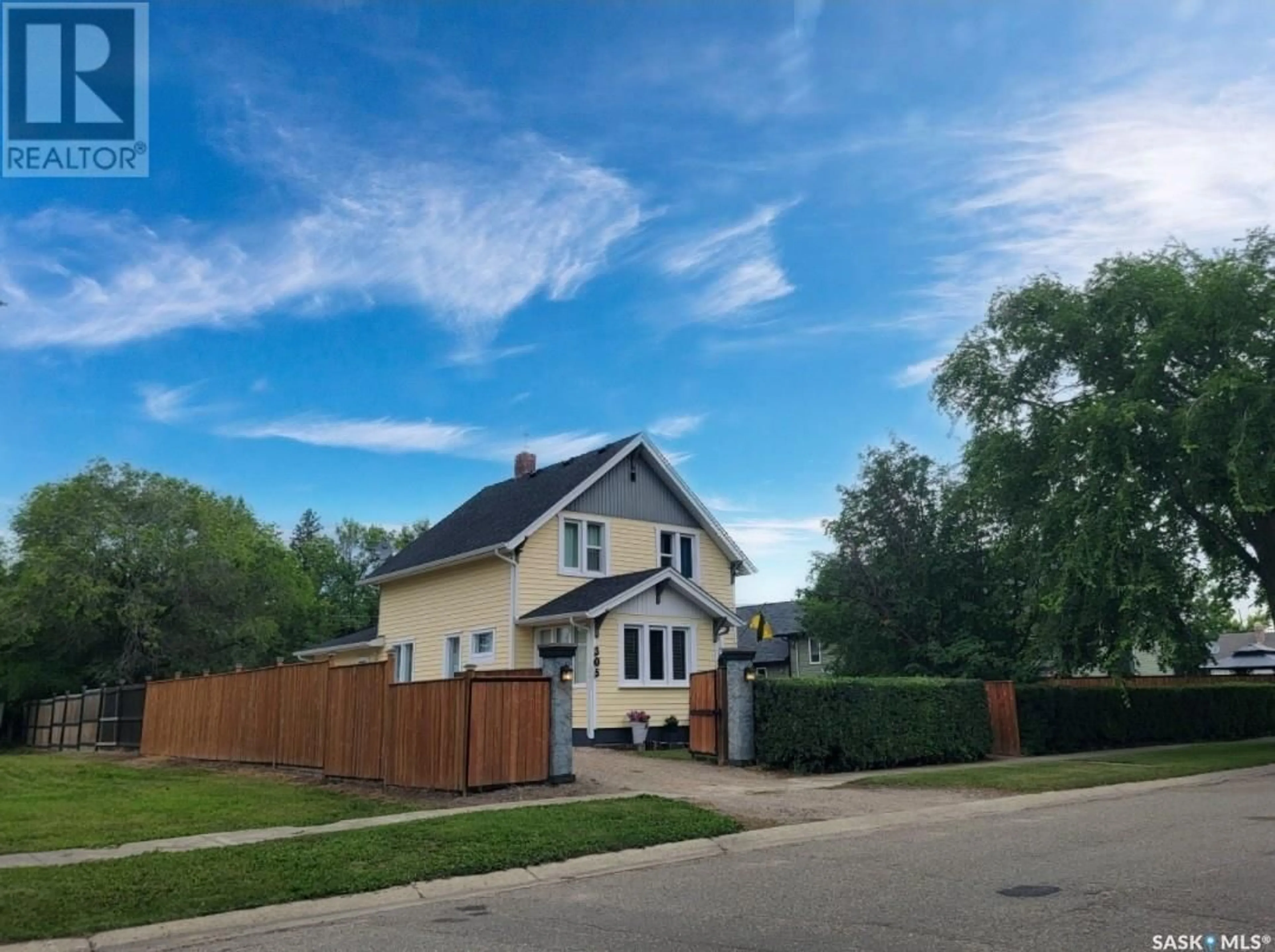 A pic from outside/outdoor area/front of a property/back of a property/a pic from drone, street for 305 1ST STREET, Wilkie Saskatchewan S0K4W0
