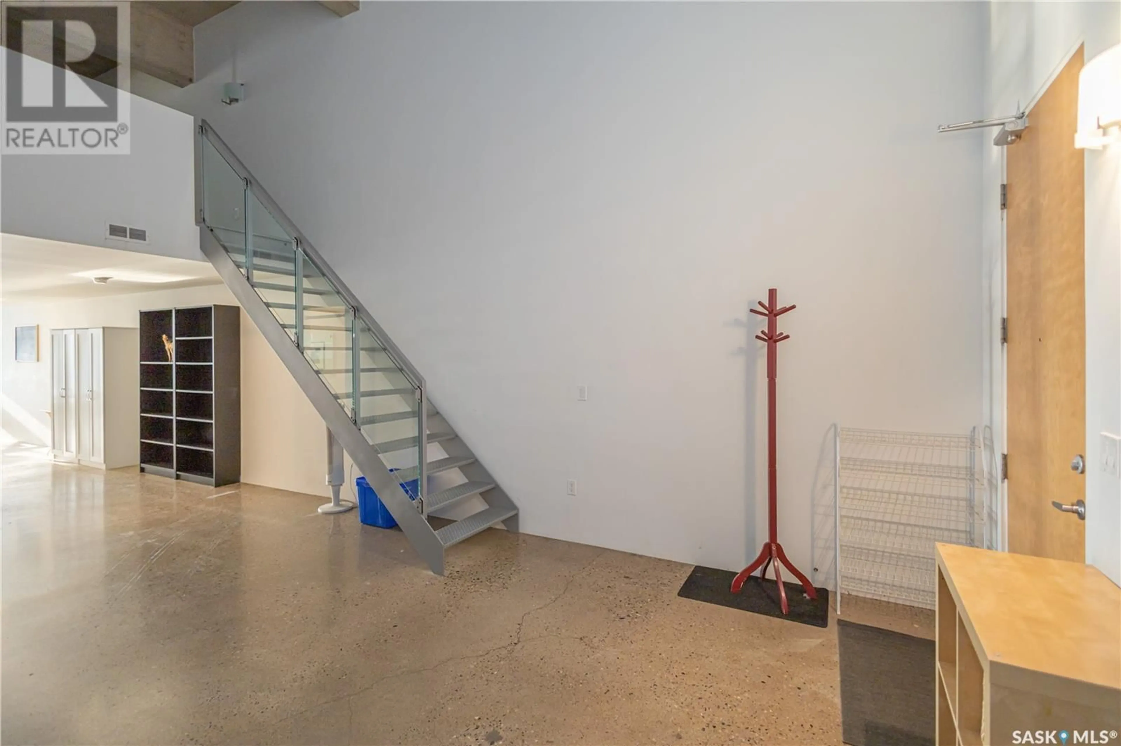 Indoor foyer for 423 120 23RD STREET E, Saskatoon Saskatchewan S7K0K8