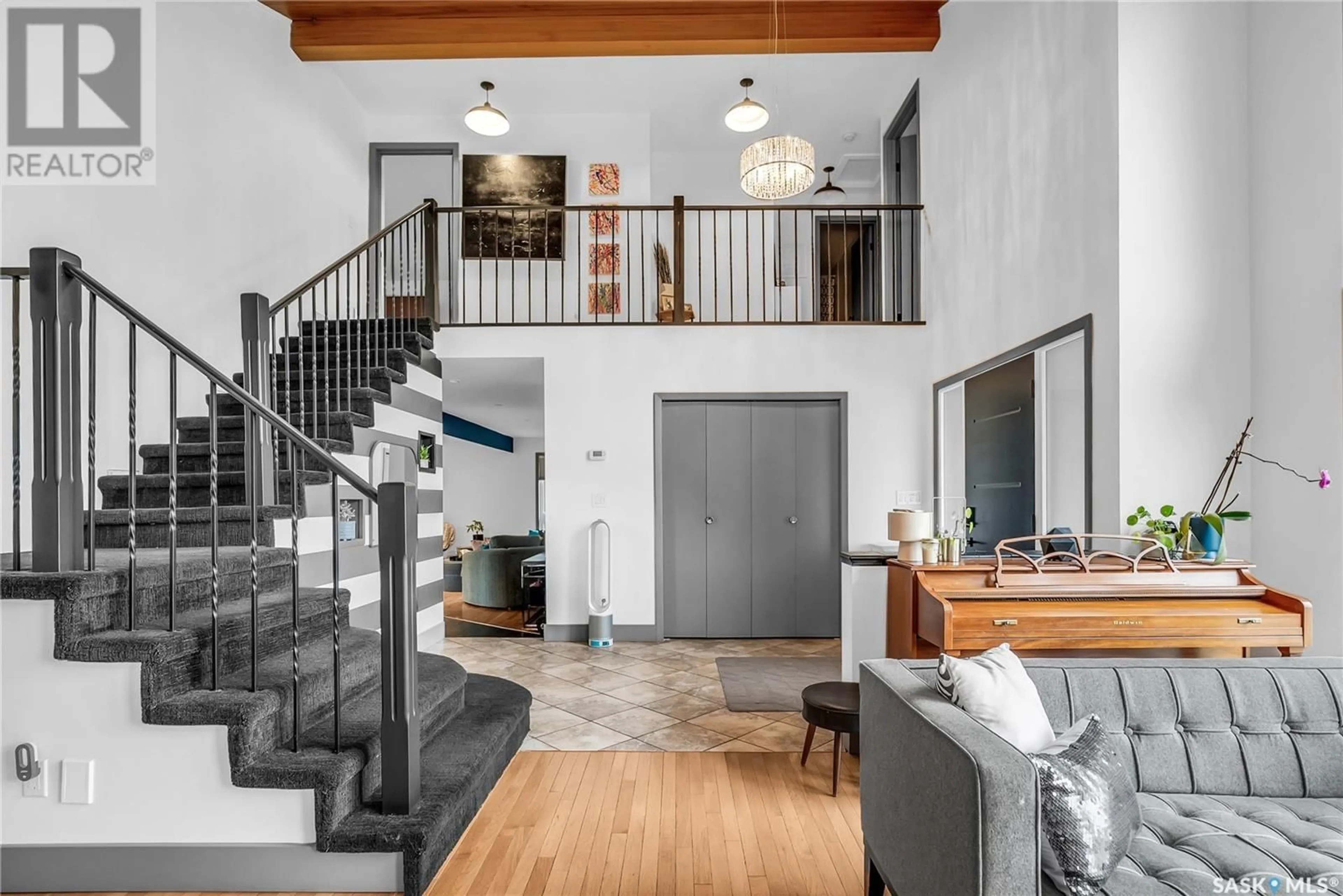 Indoor entryway for 174 LAKESHORE CRESCENT, Saskatoon Saskatchewan S7J3T3