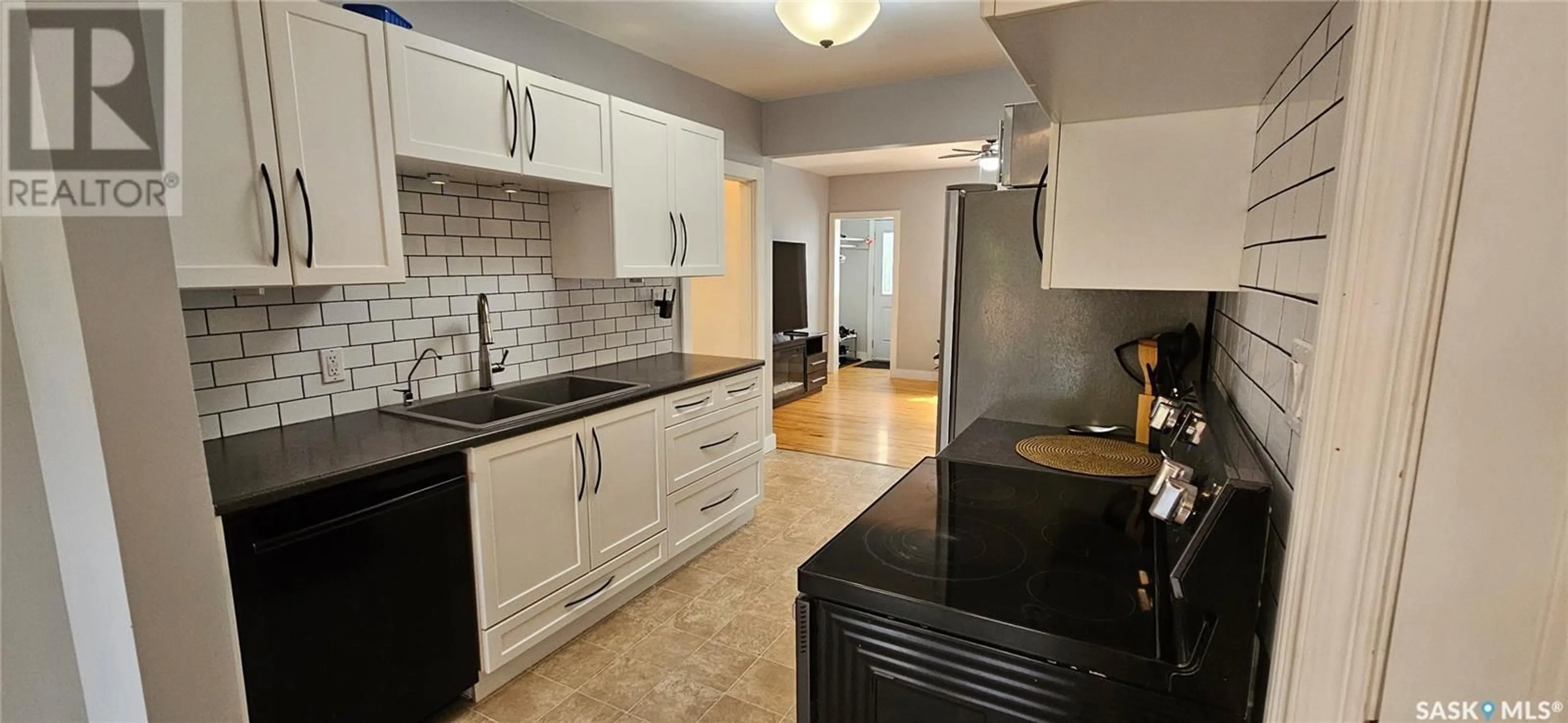 Open concept kitchen, ceramic/tile floor for 368 6TH AVENUE, Swift Current Saskatchewan S9H0Y1