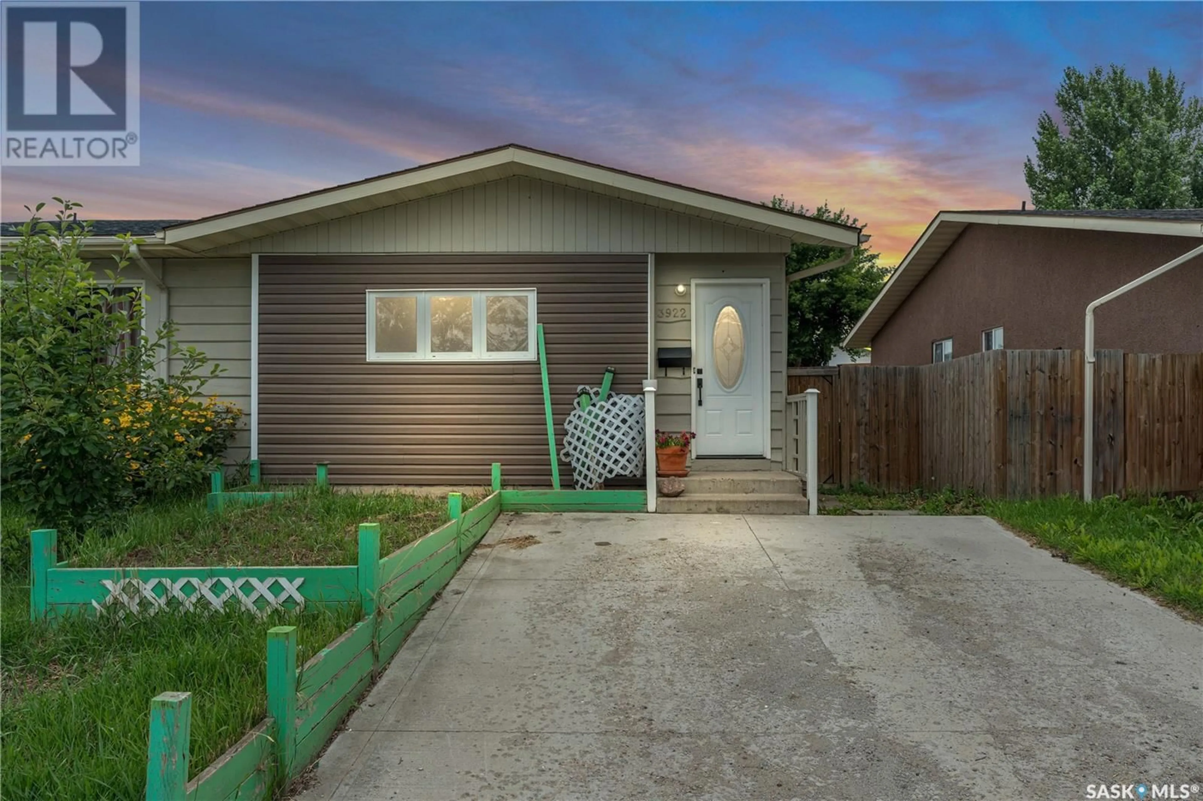 Home with vinyl exterior material, street for 3922 DIEFENBAKER DRIVE, Saskatoon Saskatchewan S7L6C6