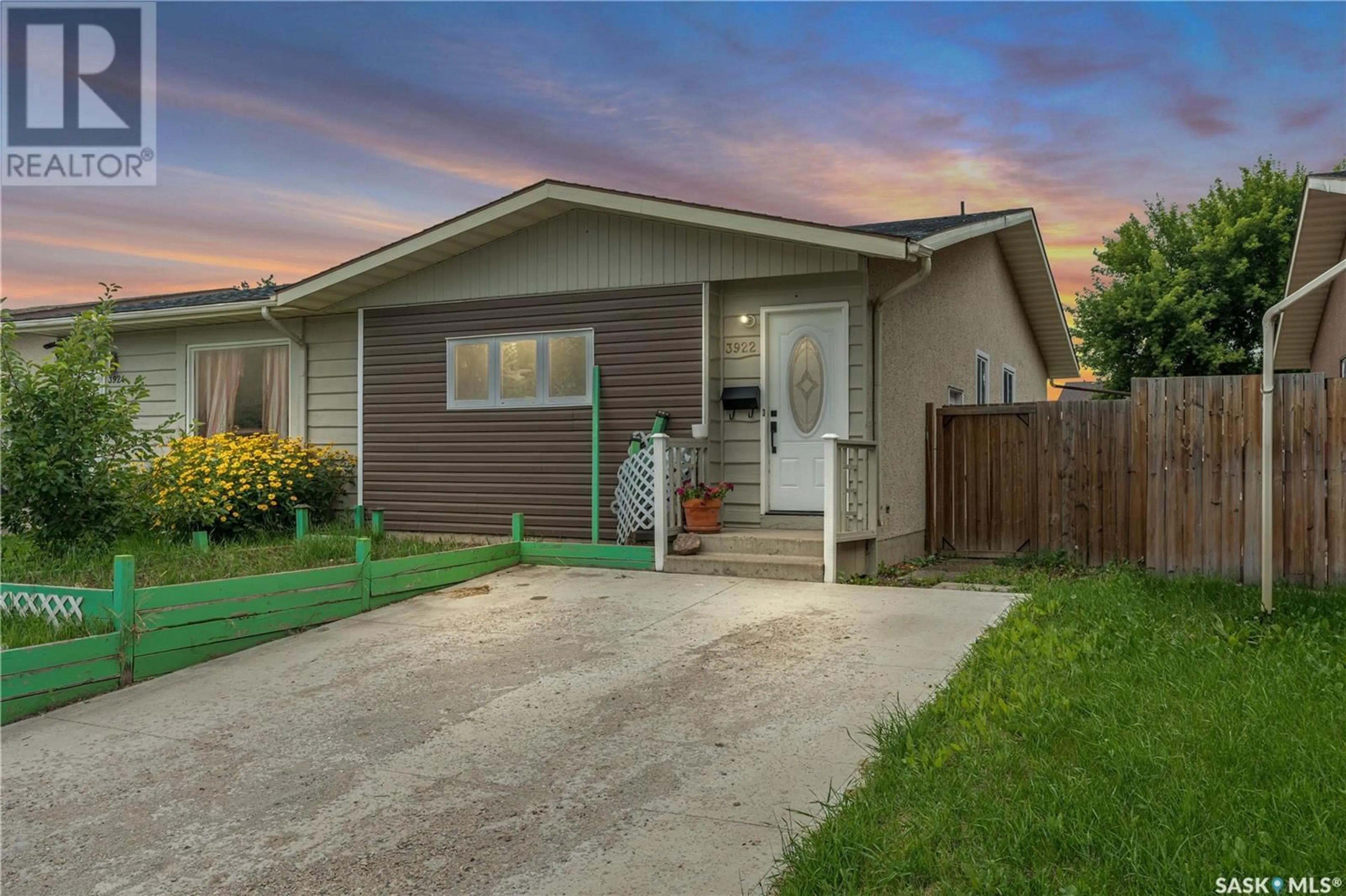 Home with vinyl exterior material, street for 3922 DIEFENBAKER DRIVE, Saskatoon Saskatchewan S7L6C6