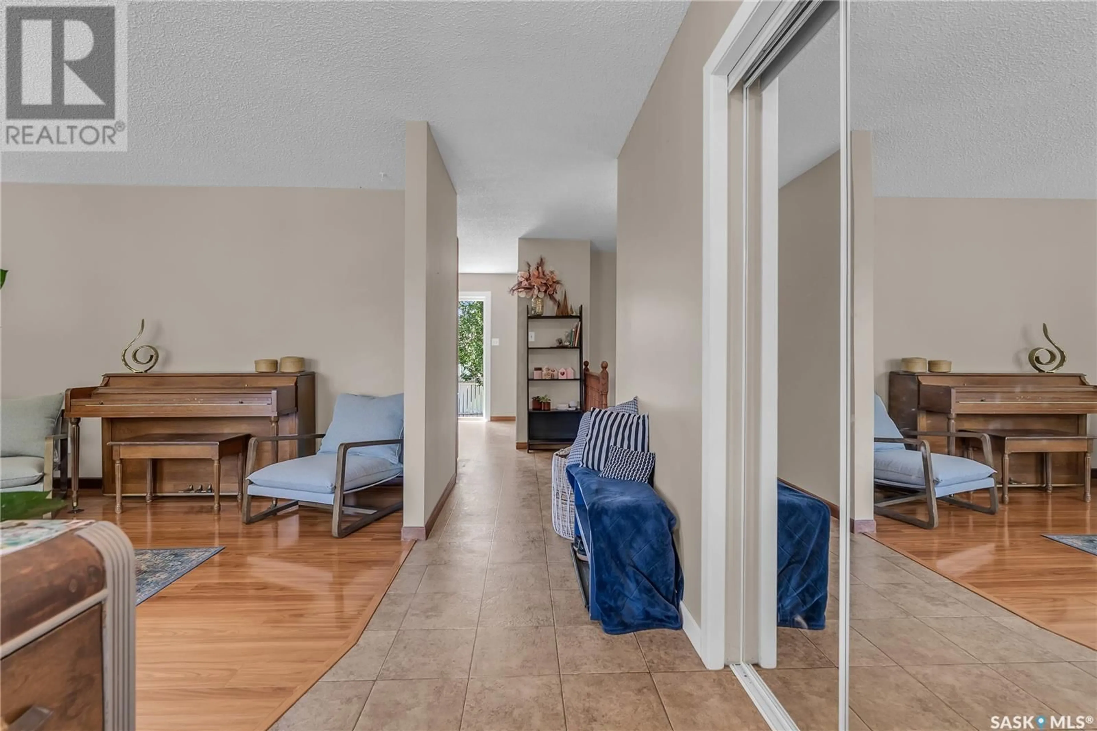Indoor foyer for 502 BRIGHTSAND CRESCENT, Saskatoon Saskatchewan S7J4Y3