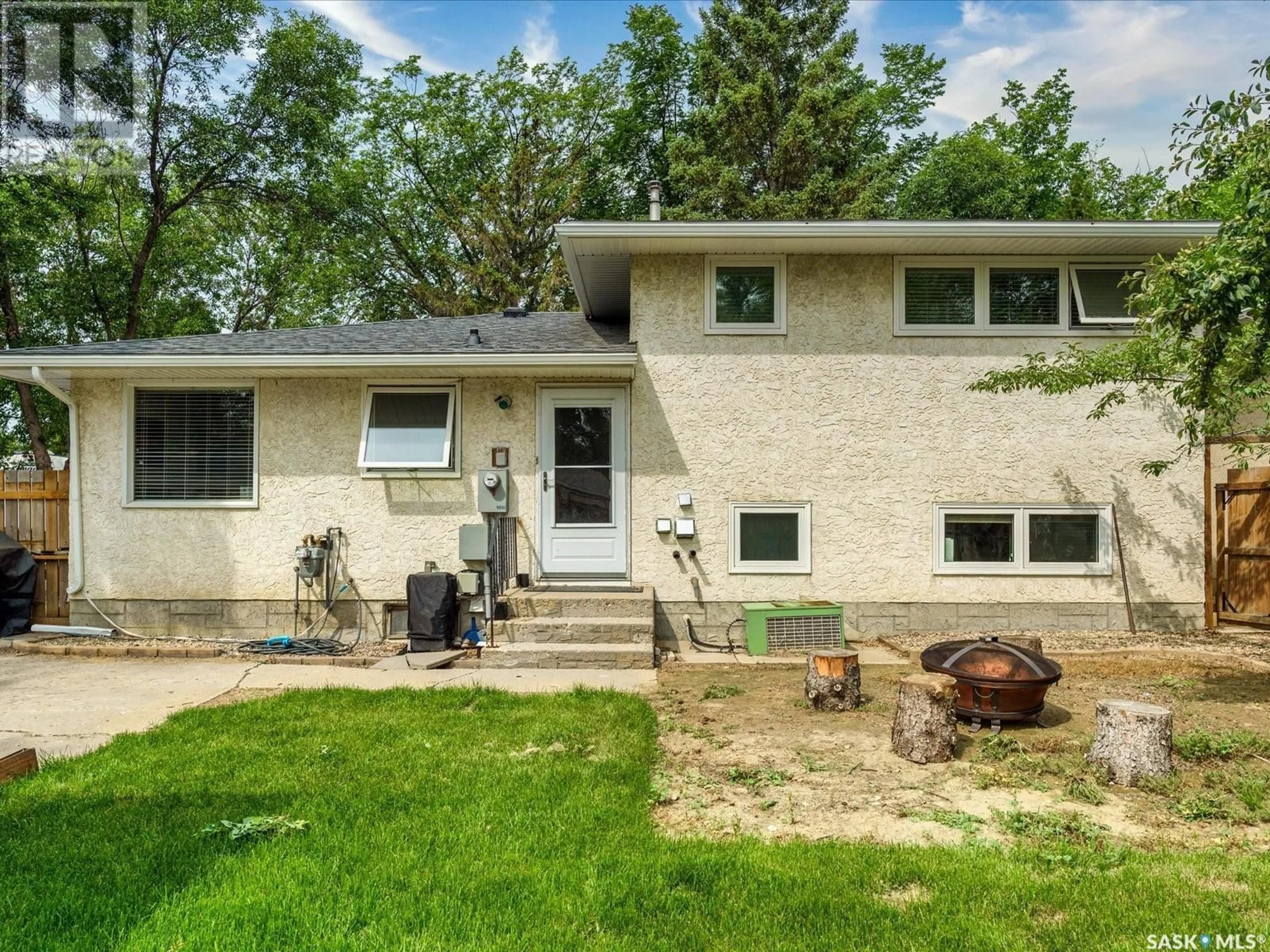 Home with vinyl exterior material, unknown for 839 MCINTOSH STREET, Regina Saskatchewan S4R6H1