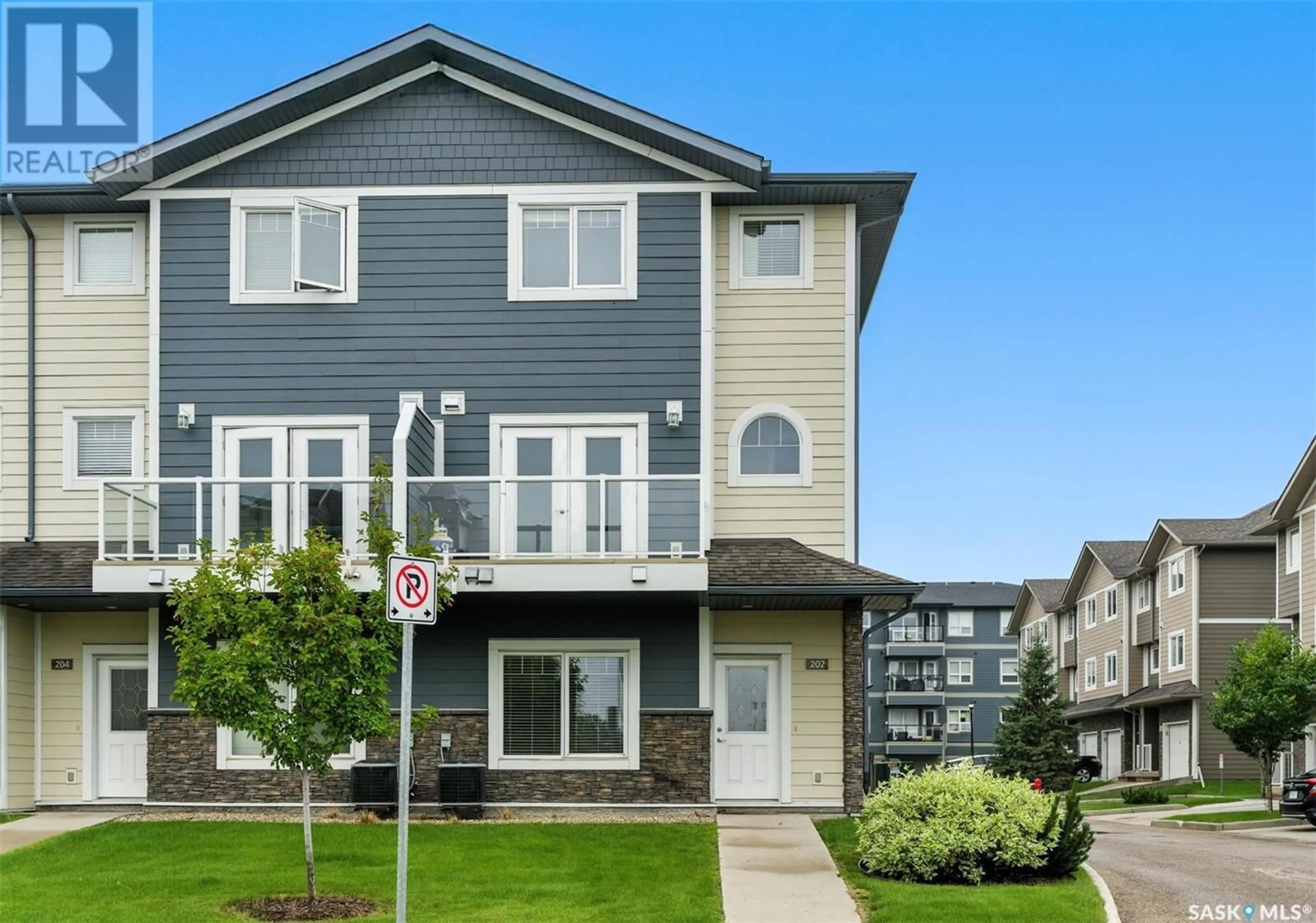 Home with vinyl exterior material, street for 212 - 202 WILLIS CRESCENT, Saskatoon Saskatchewan S7T0R7