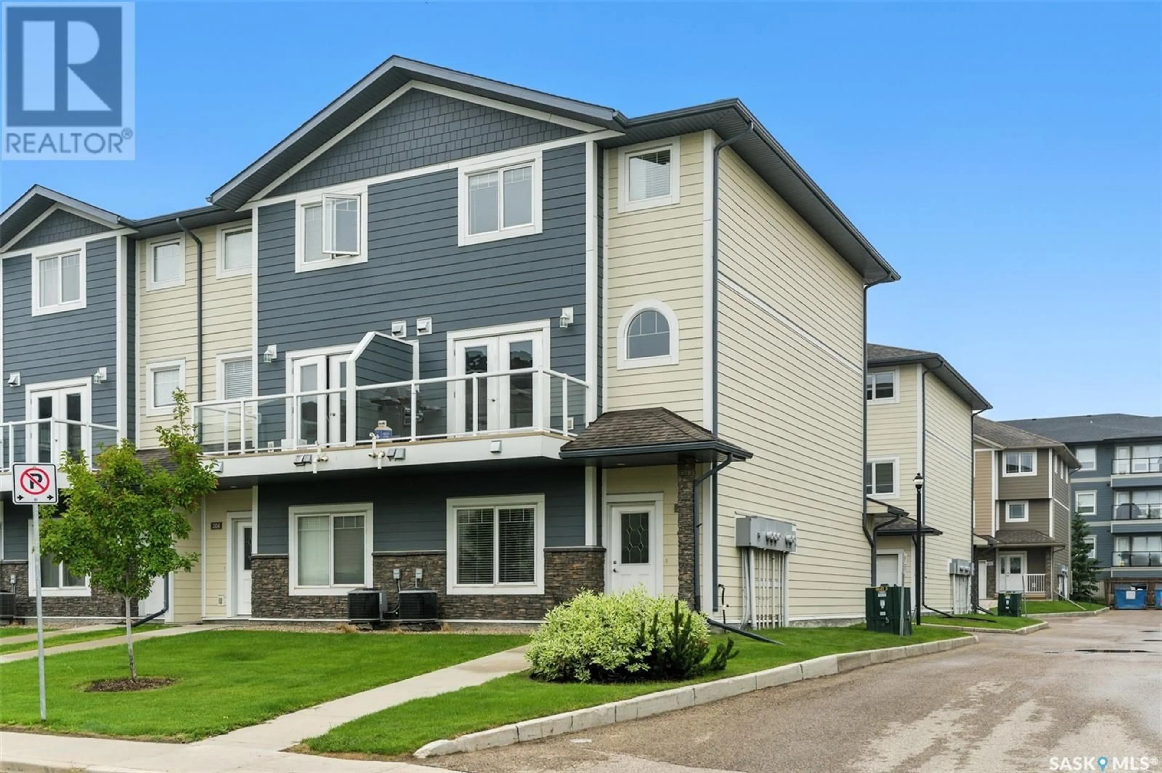 Home with vinyl exterior material, street for 212 - 202 WILLIS CRESCENT, Saskatoon Saskatchewan S7T0R7