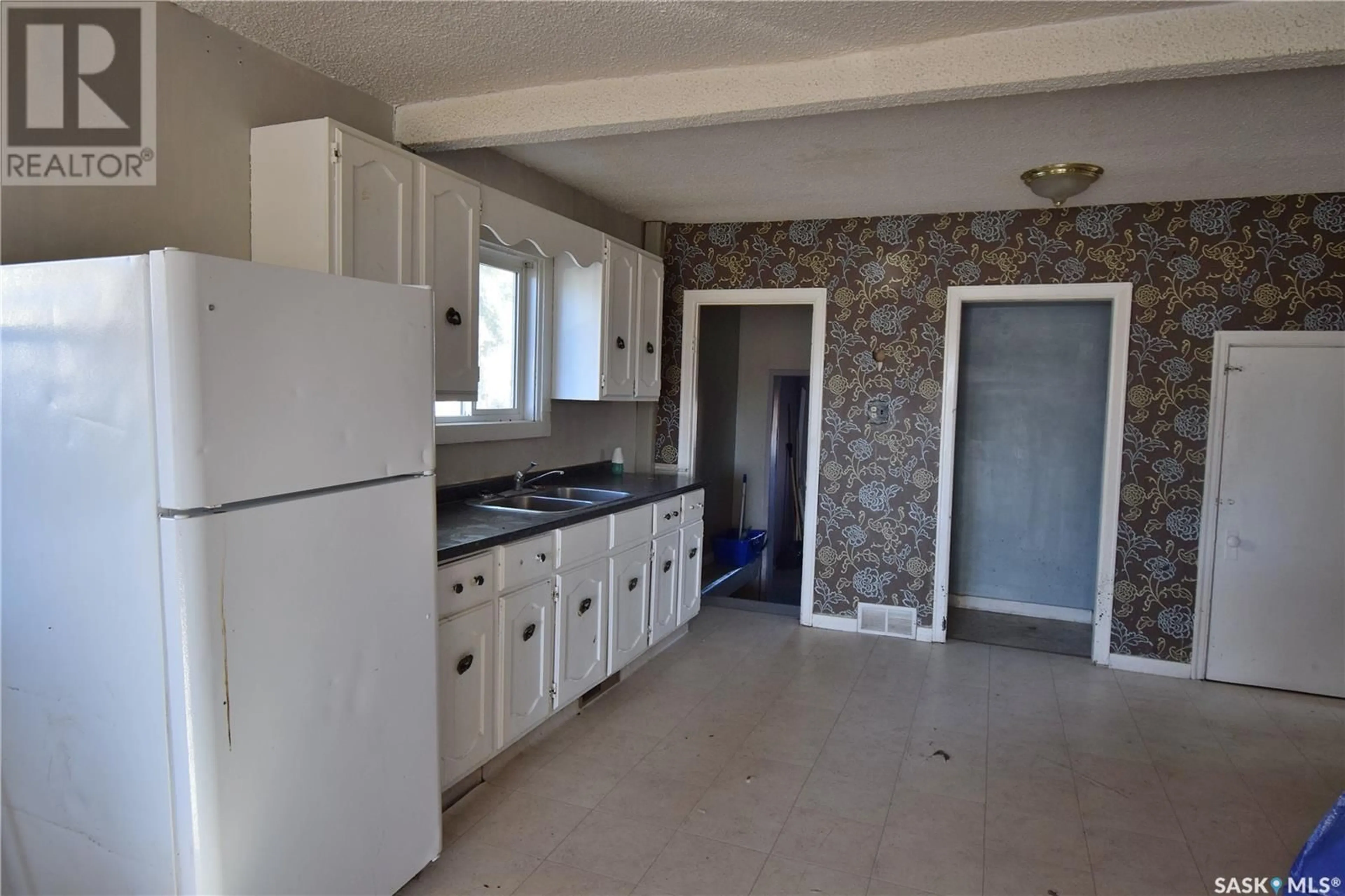 Standard kitchen, unknown for 1838 15TH STREET, Prince Albert Saskatchewan S6V3T7