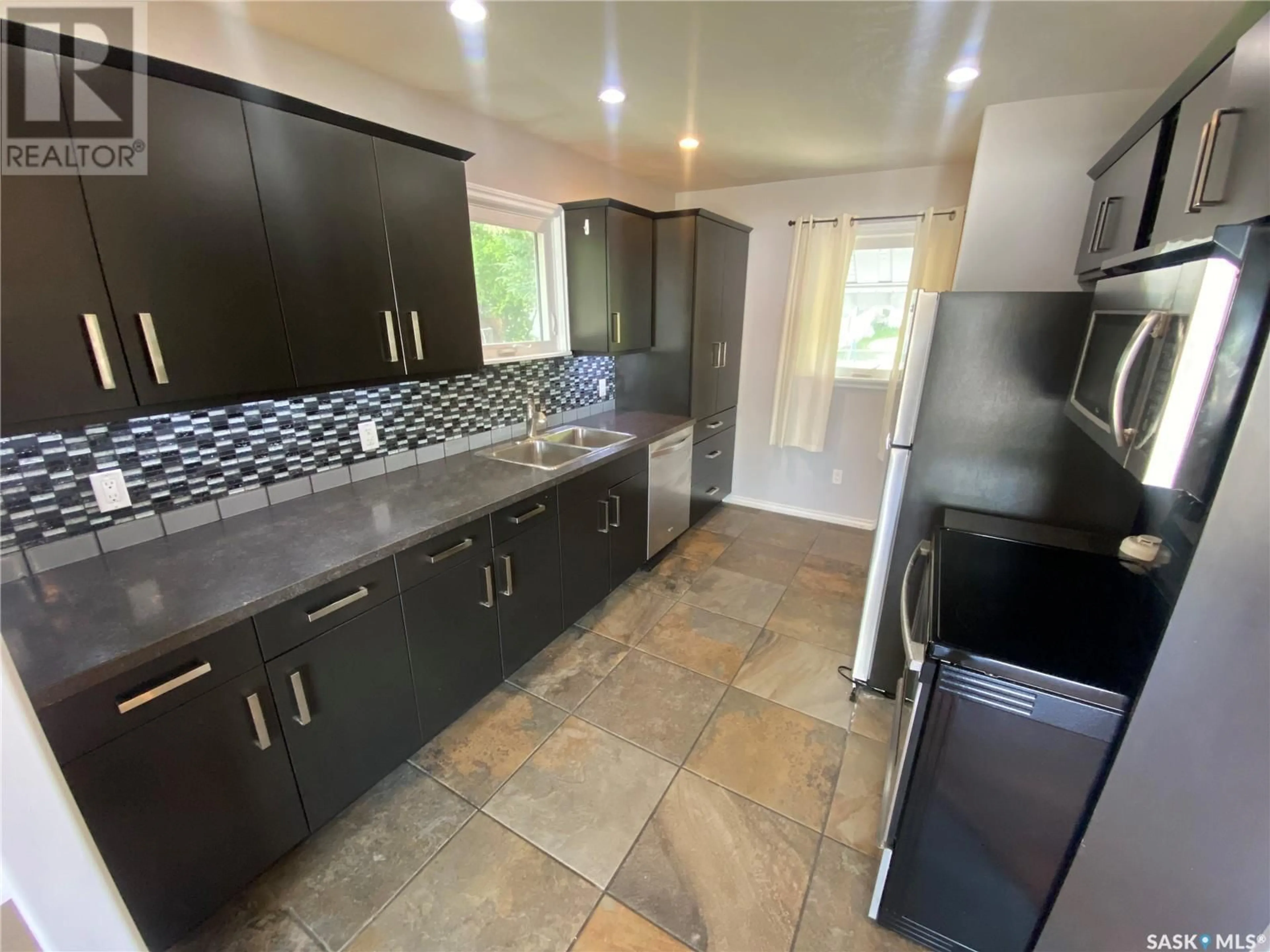 Standard kitchen, ceramic/tile floor for 250 FOURTH AVENUE, Yorkton Saskatchewan S3N1B2