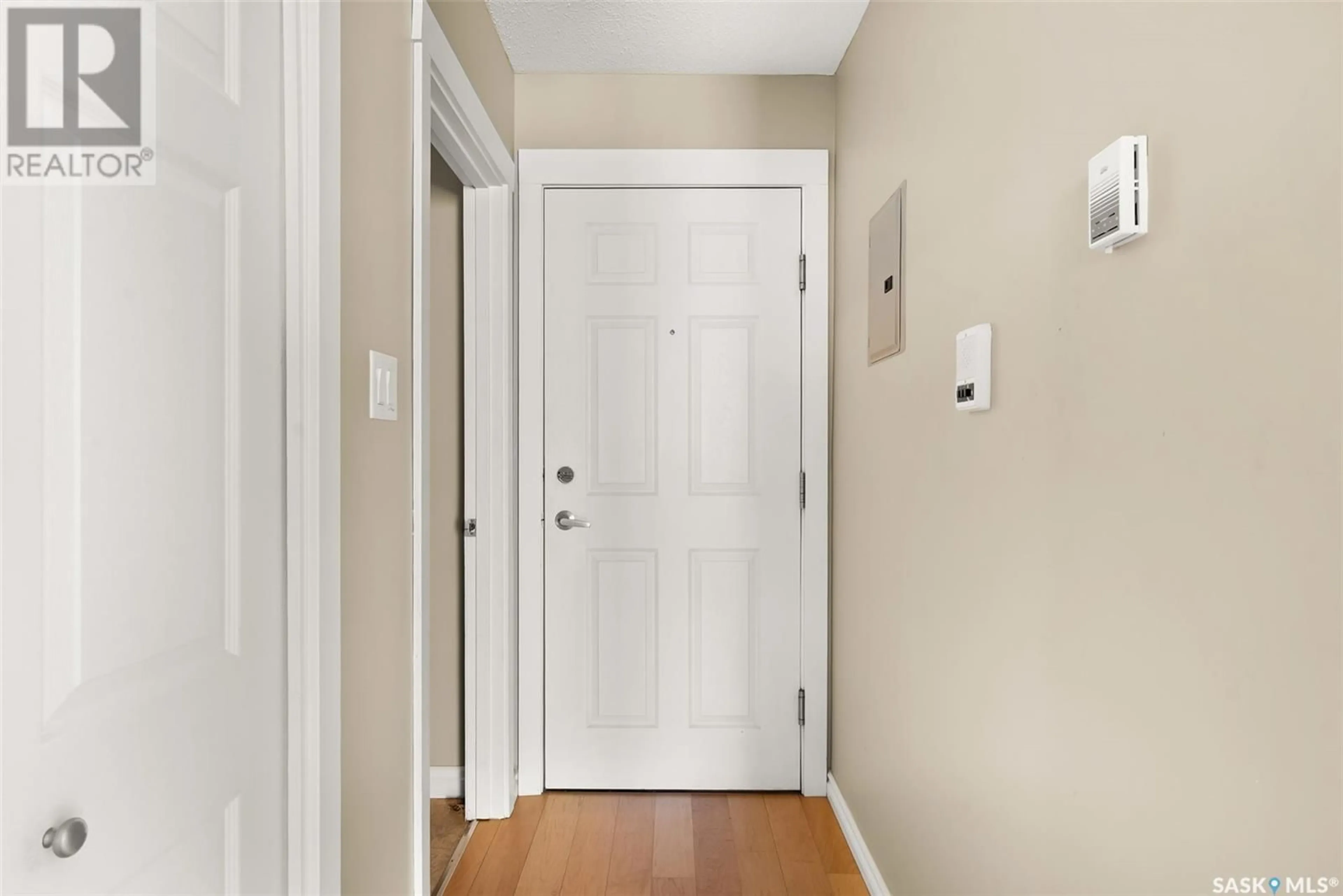 Indoor entryway for 10 2121 RAE STREET, Regina Saskatchewan S4T2E8