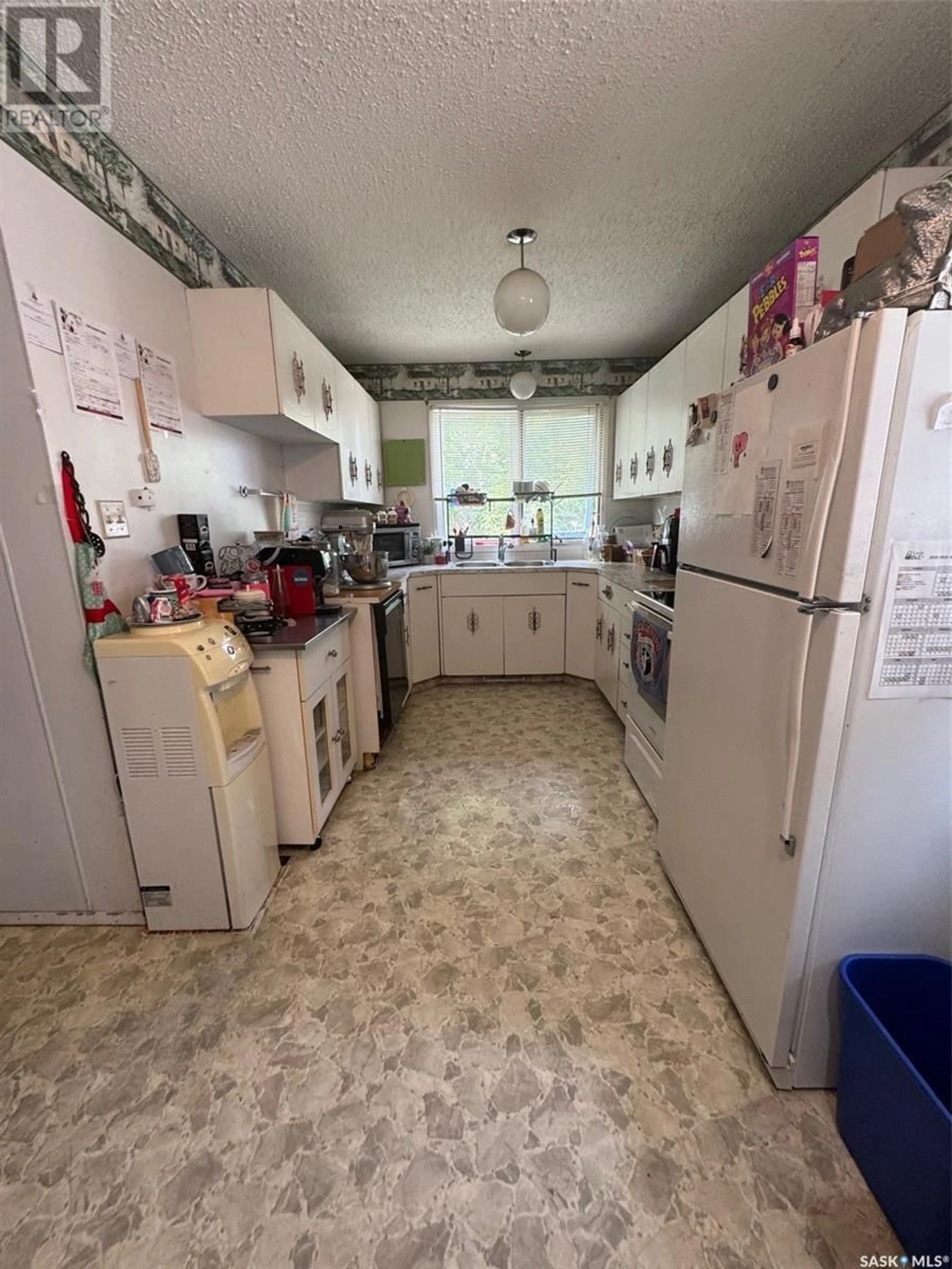 Standard kitchen, unknown for 11110 MACKENZIE KING CRESCENT, North Battleford Saskatchewan S9A3E4