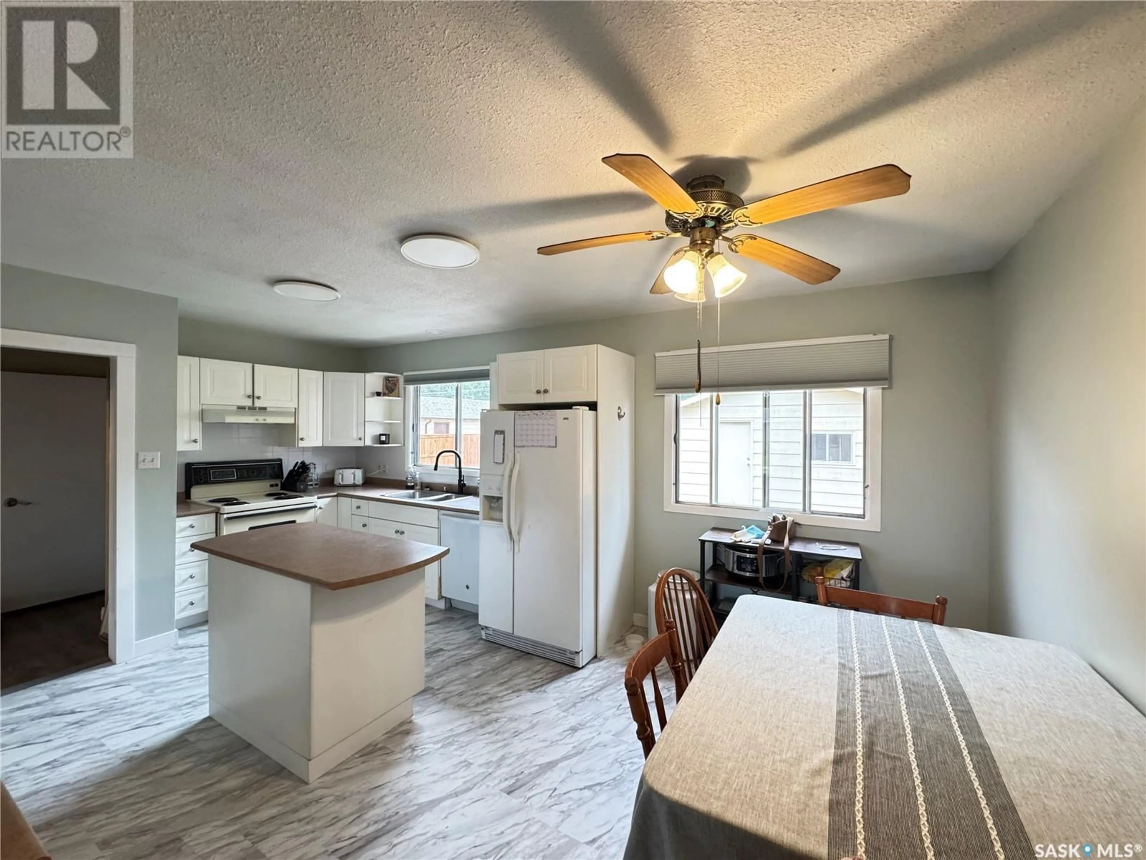 Open concept kitchen, ceramic/tile floor for 322 VANCOUVER AVENUE, Saskatoon Saskatchewan S7M3N1