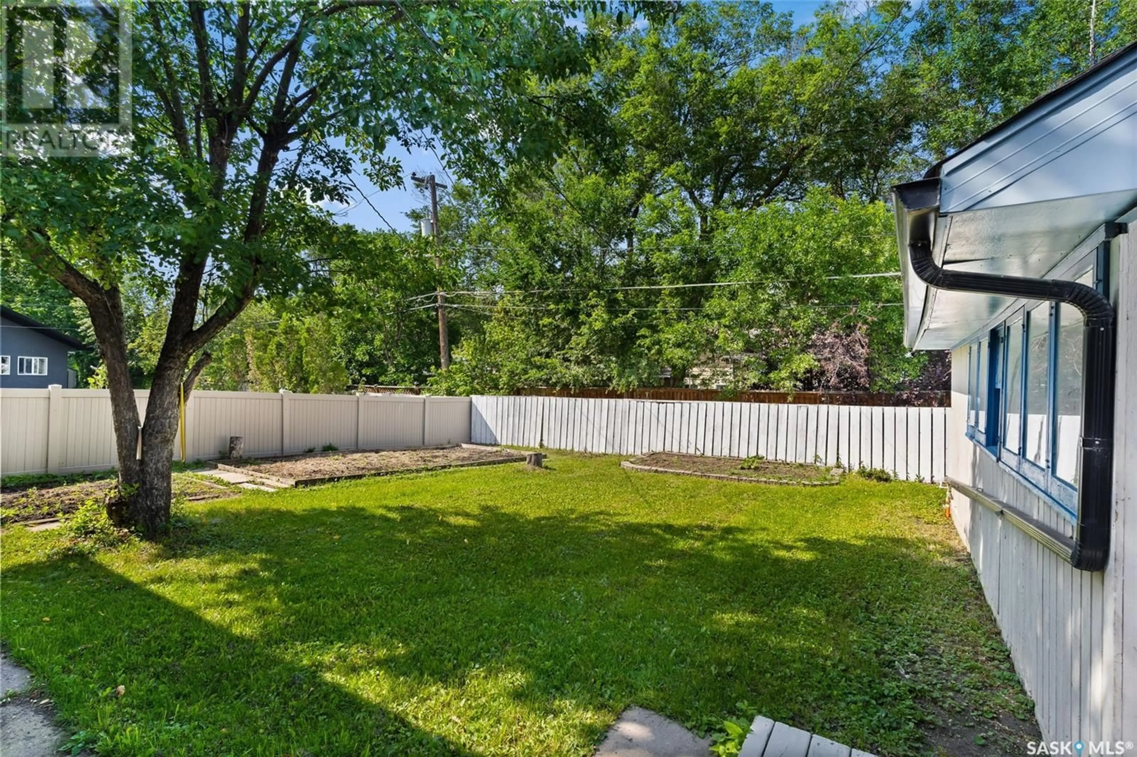 Patio, street for 4322 CASTLE ROAD, Regina Saskatchewan S4S4W3