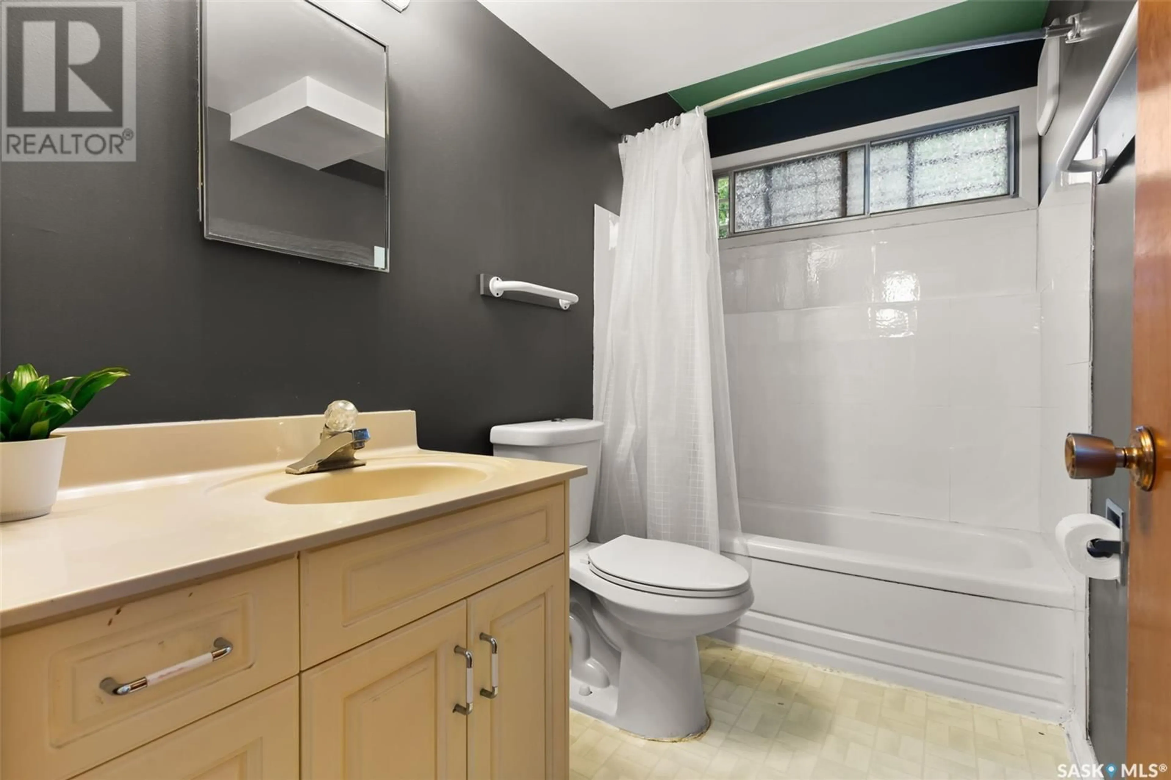 Standard bathroom, ceramic/tile floor for 4322 CASTLE ROAD, Regina Saskatchewan S4S4W3