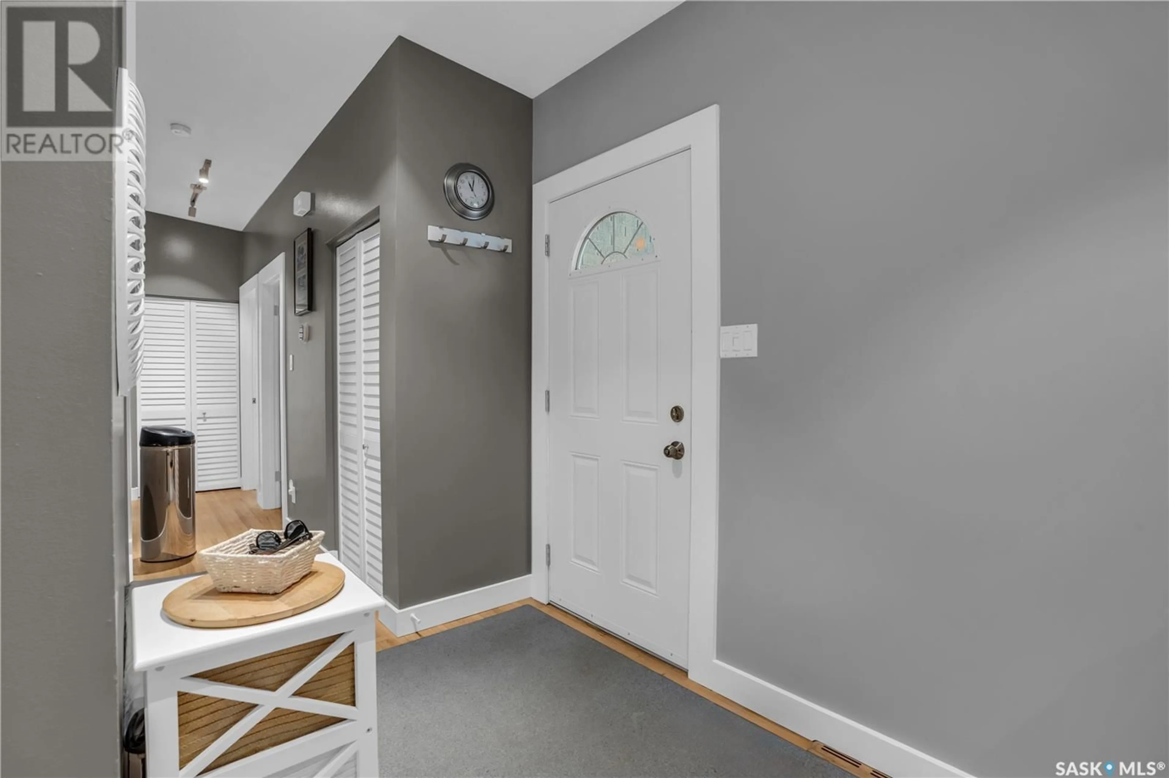 Indoor entryway for 82 PHILLIPS CRESCENT, Saskatoon Saskatchewan S7H3N1