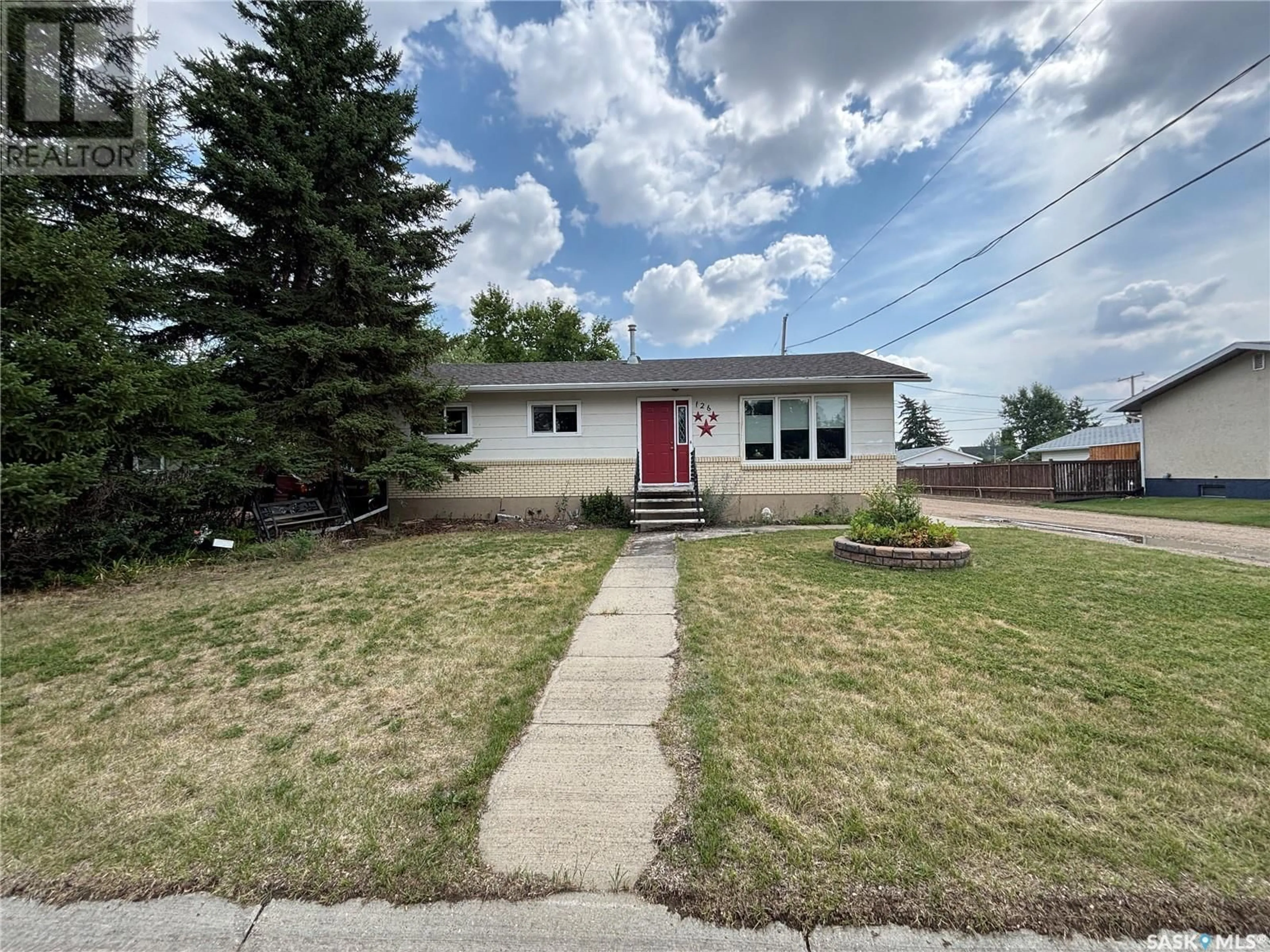 Home with vinyl exterior material, street for 126 MYERS CRESCENT, Maple Creek Saskatchewan S0N1N0