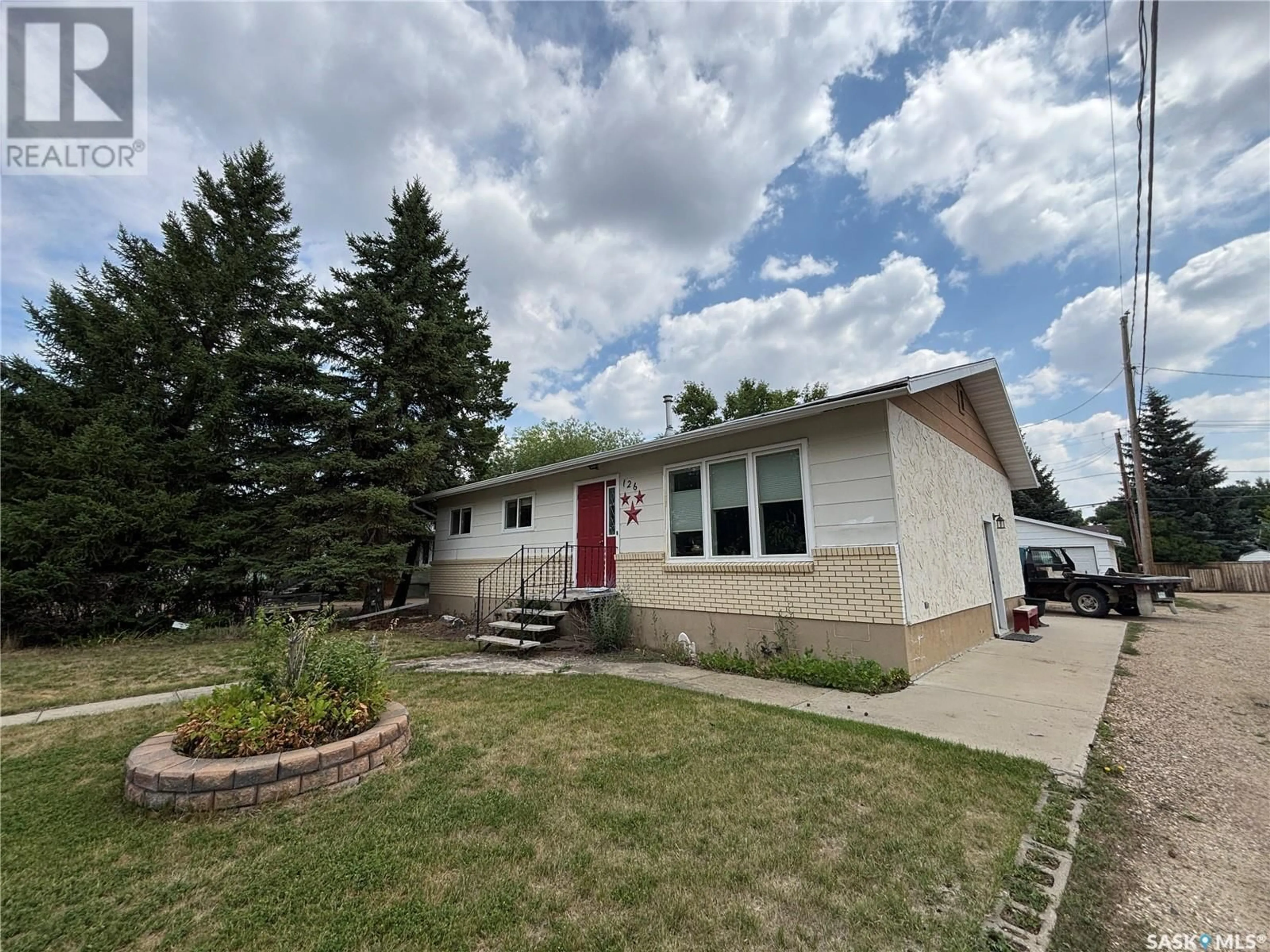 Home with vinyl exterior material, street for 126 MYERS CRESCENT, Maple Creek Saskatchewan S0N1N0