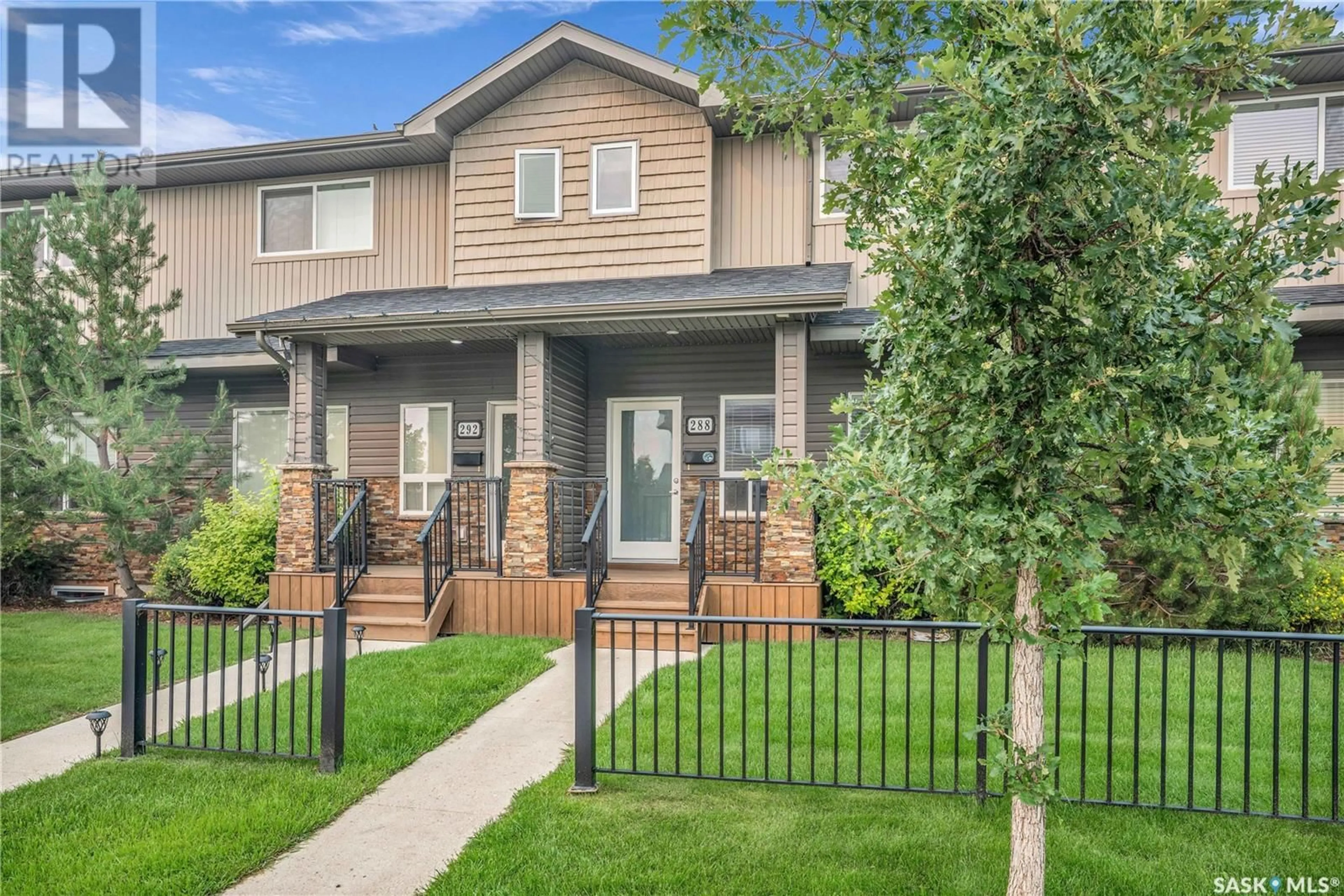 Home with vinyl exterior material, street for 288 WILLOWGROVE LANE, Saskatoon Saskatchewan S7W0E5