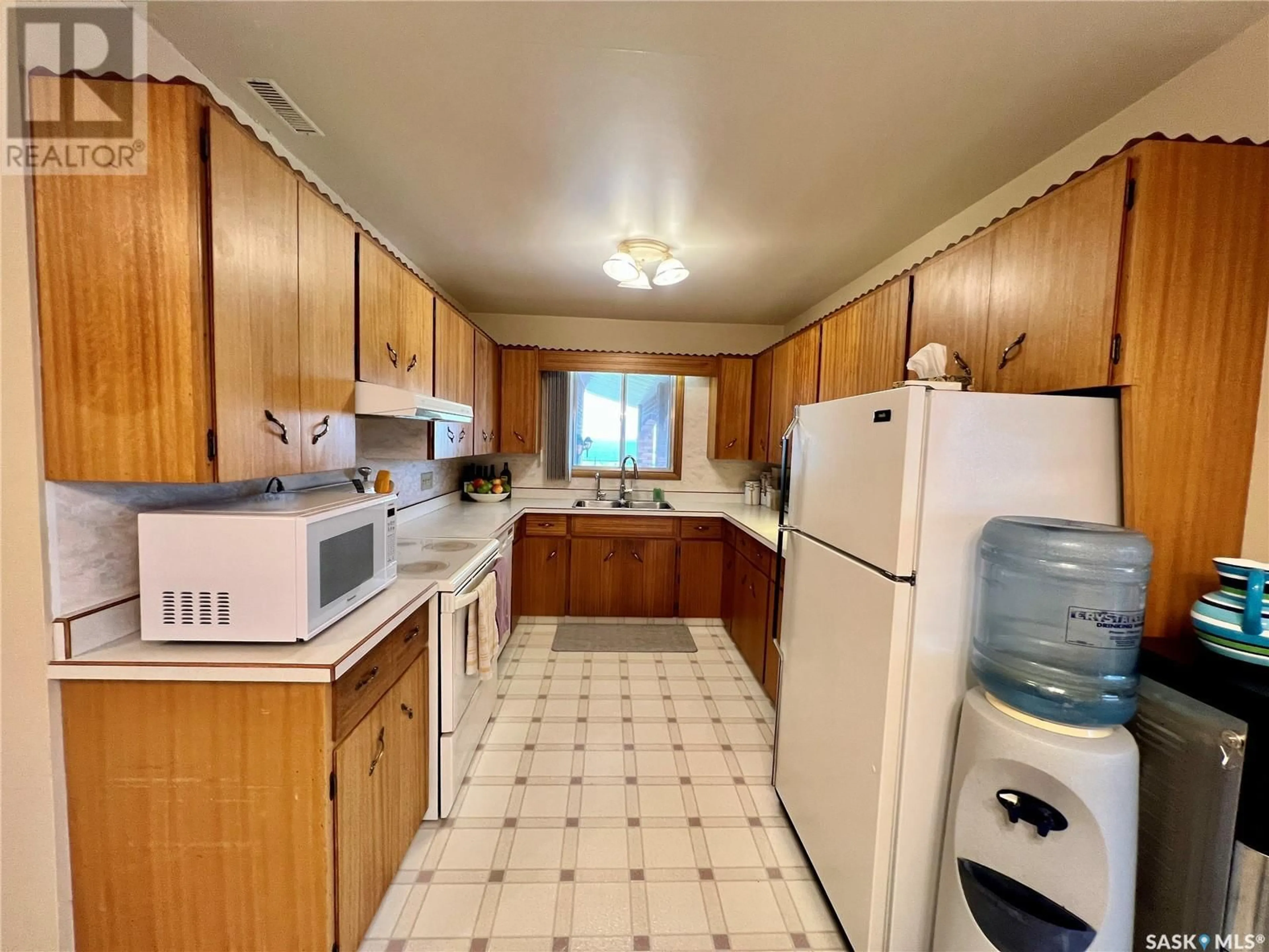 Standard kitchen, unknown for SHADDOCK ACREAGE, Ponteix Saskatchewan S0N1Z0