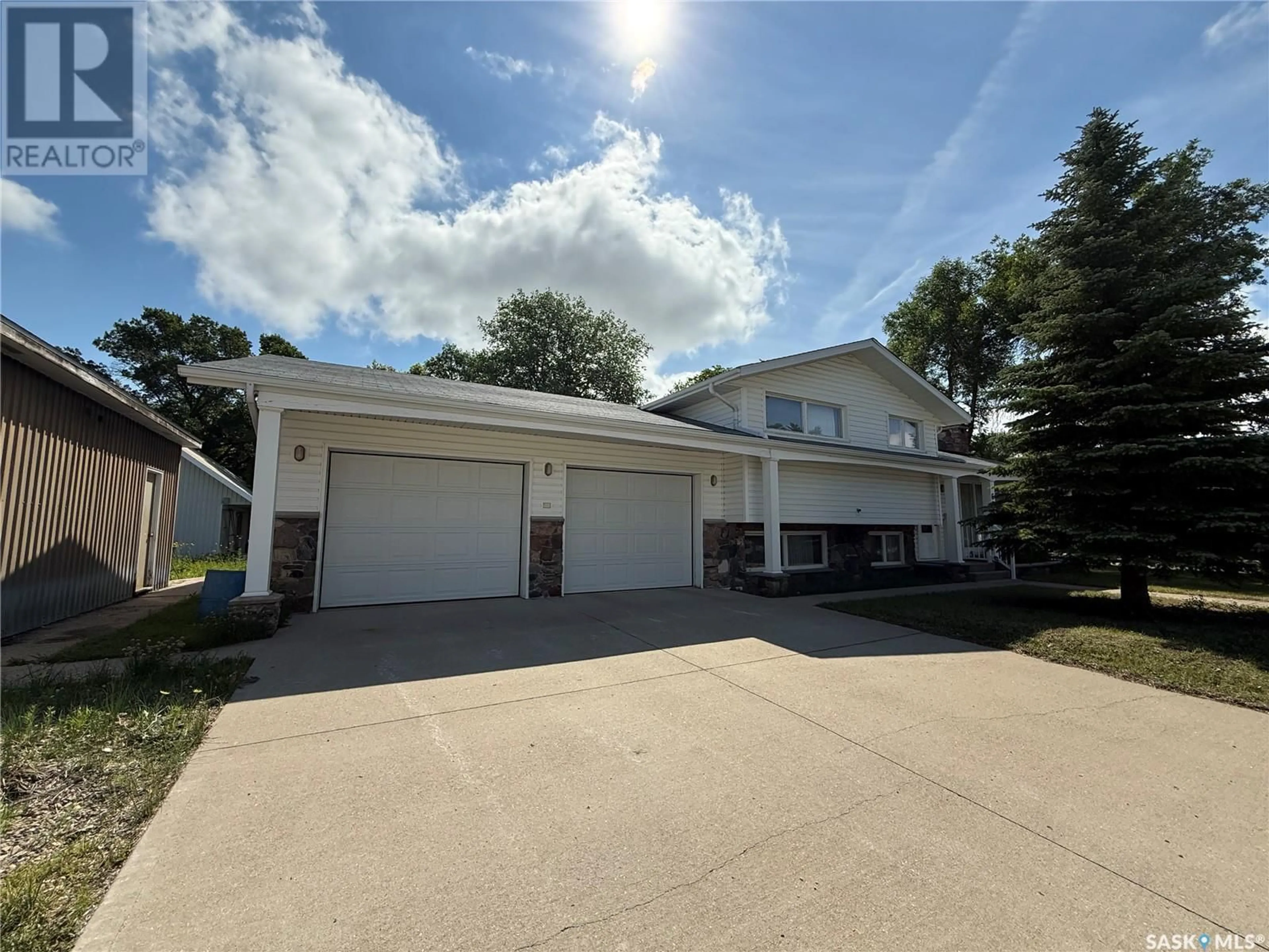 Indoor garage for 633 HENRY STREET, Estevan Saskatchewan S4A1M9