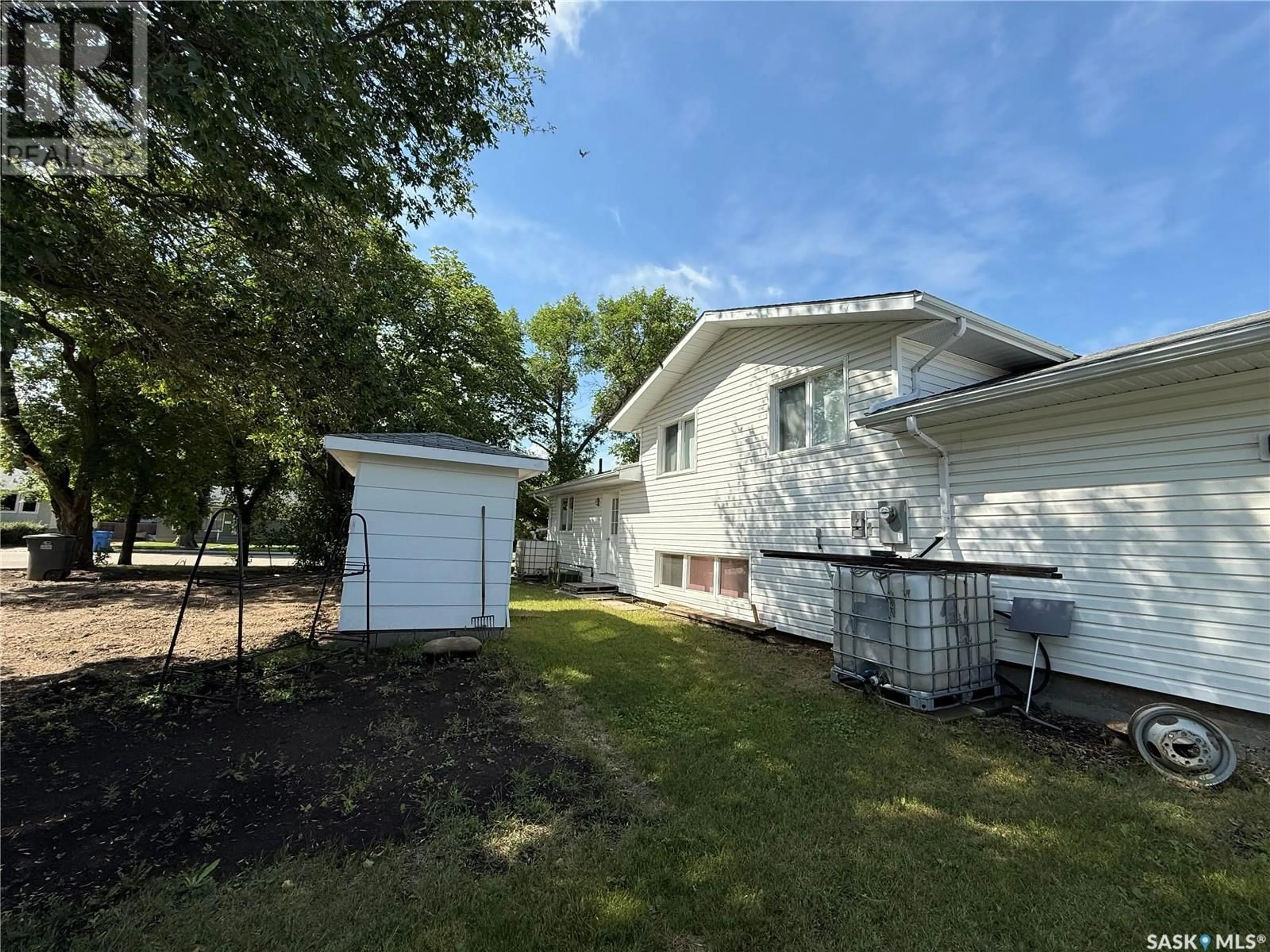 Home with vinyl exterior material, unknown for 633 HENRY STREET, Estevan Saskatchewan S4A1M9