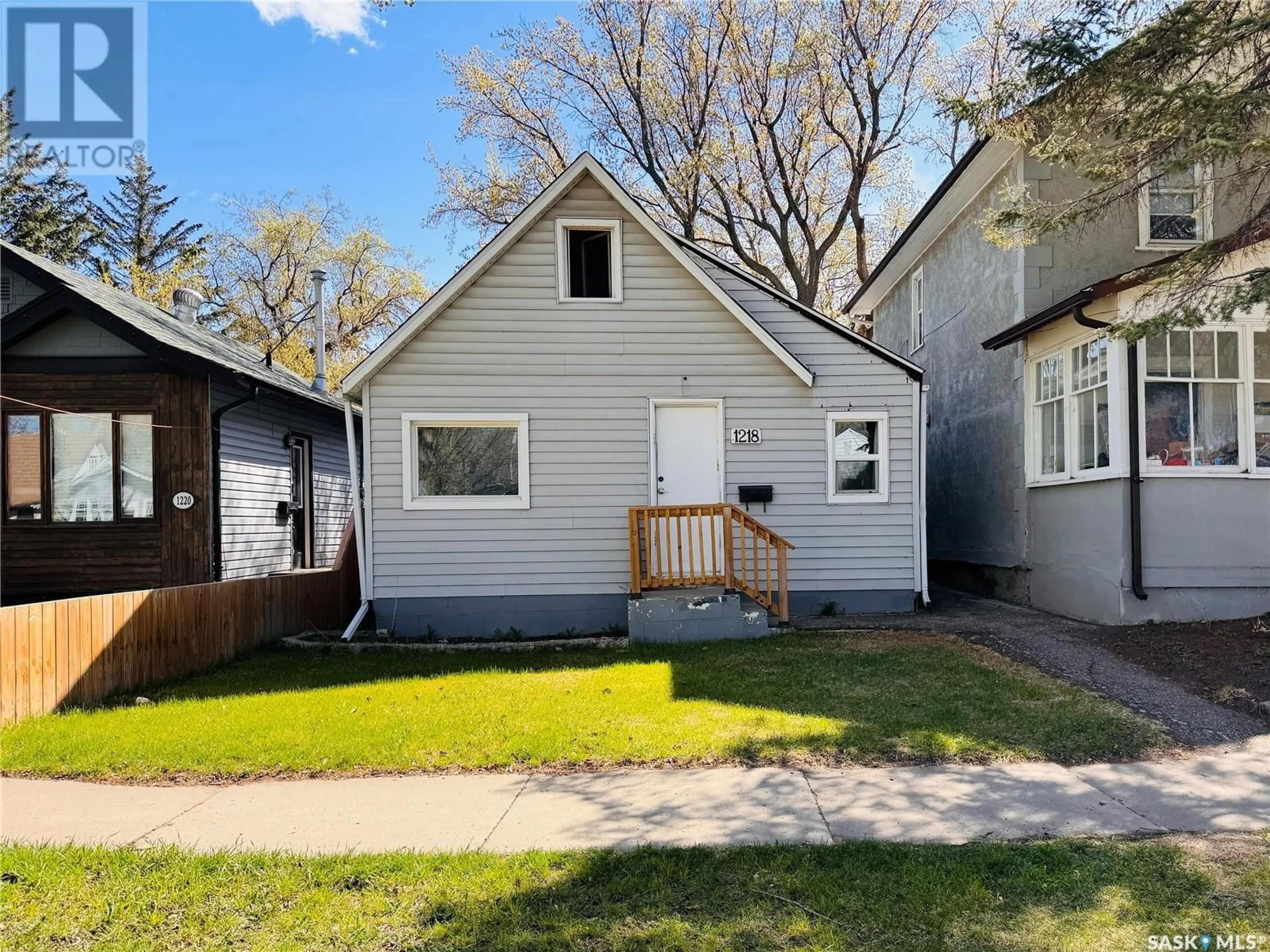 Home with vinyl exterior material, street for 1218 E AVENUE N, Saskatoon Saskatchewan S7L1T4