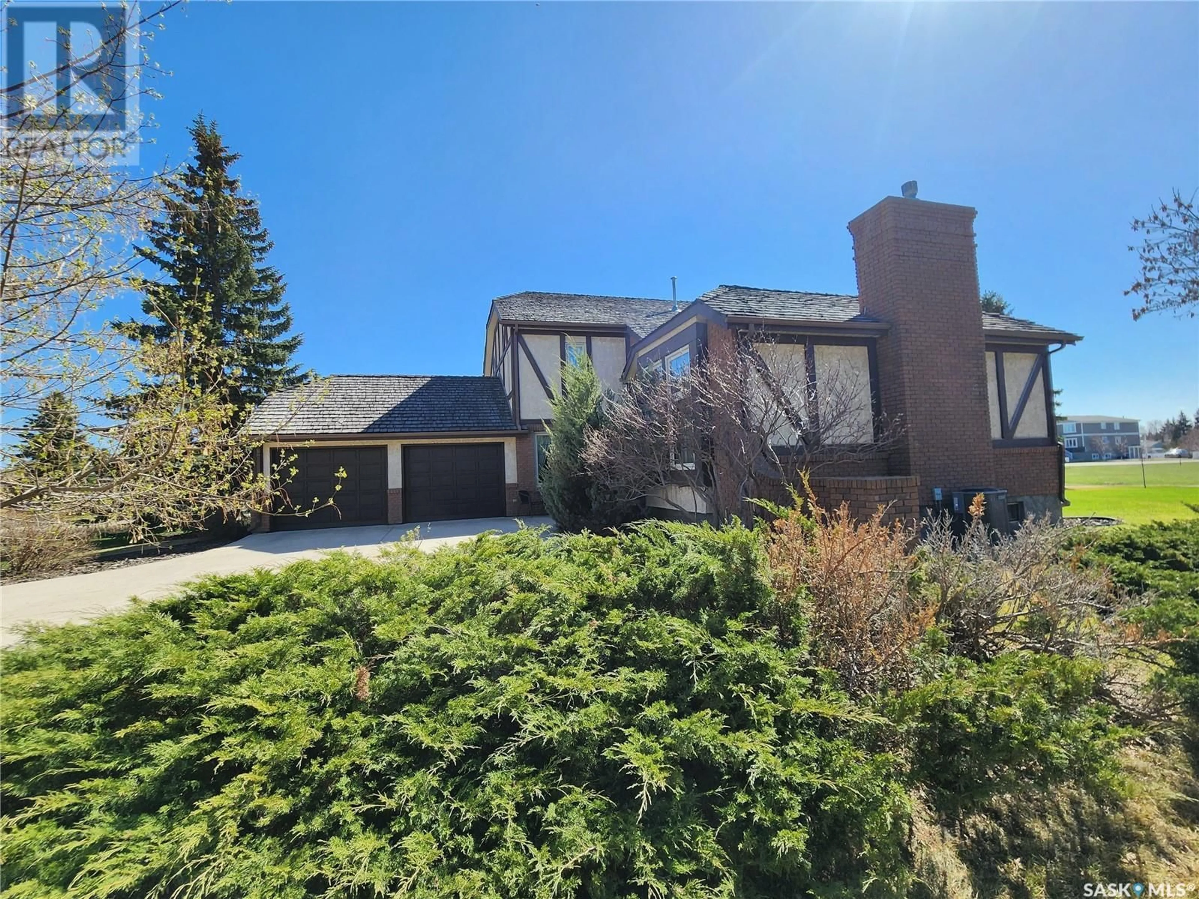 A pic from outside/outdoor area/front of a property/back of a property/a pic from drone, street for 859 MONTREAL STREET, Melville Saskatchewan S0A2P0