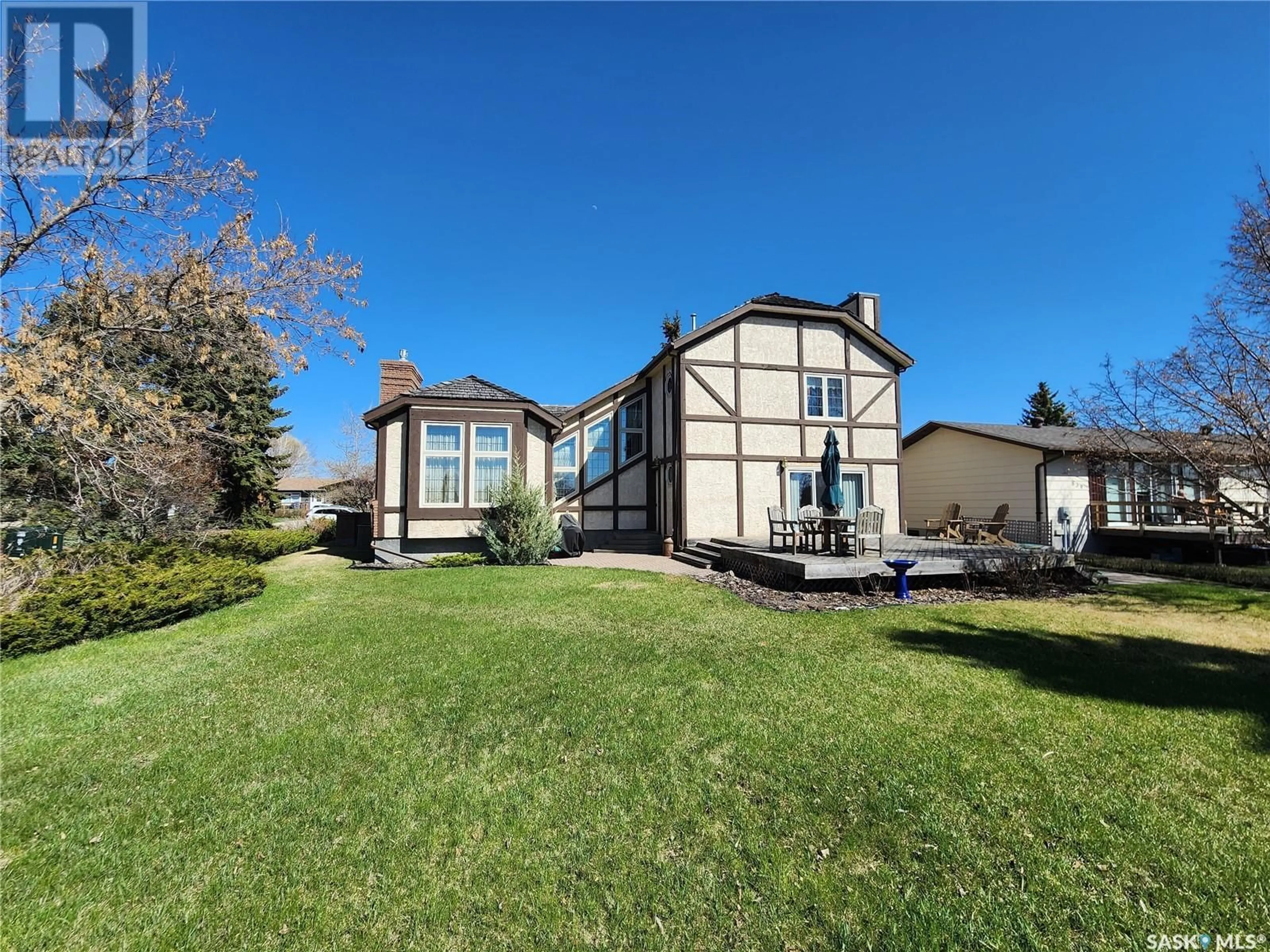 A pic from outside/outdoor area/front of a property/back of a property/a pic from drone, street for 859 MONTREAL STREET, Melville Saskatchewan S0A2P0