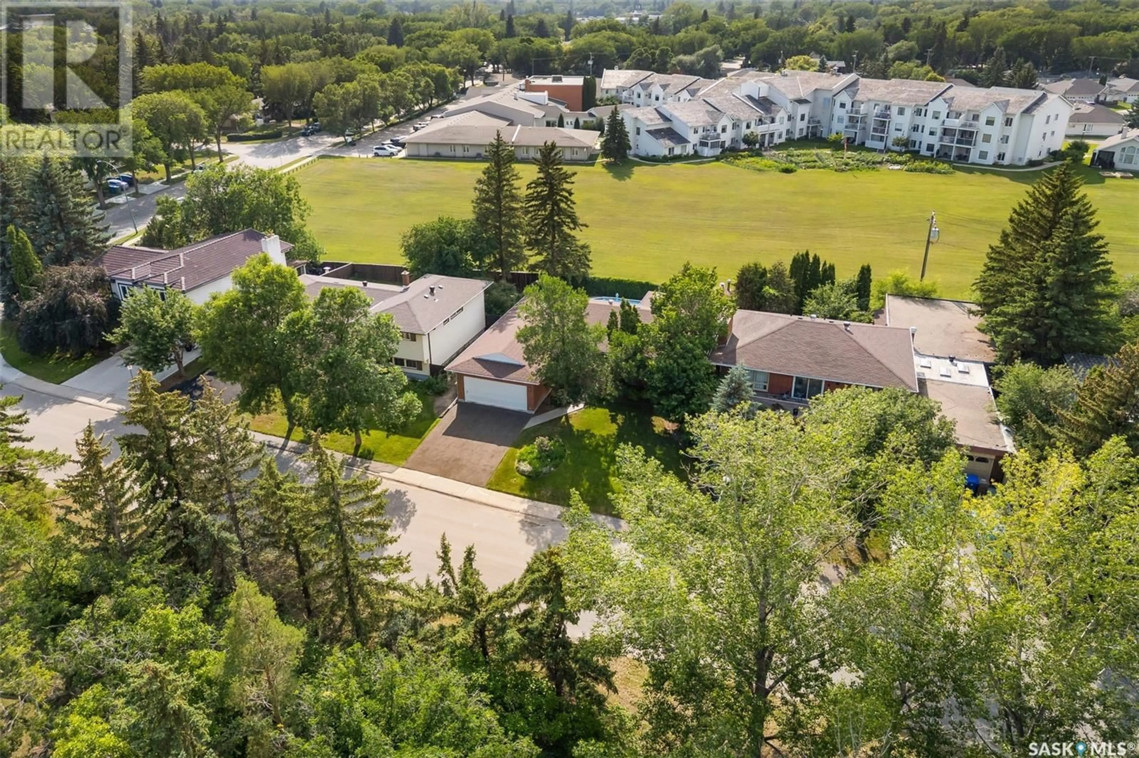 A pic from outside/outdoor area/front of a property/back of a property/a pic from drone, unknown for 962 MCNIVEN AVENUE, Regina Saskatchewan S4S3X3