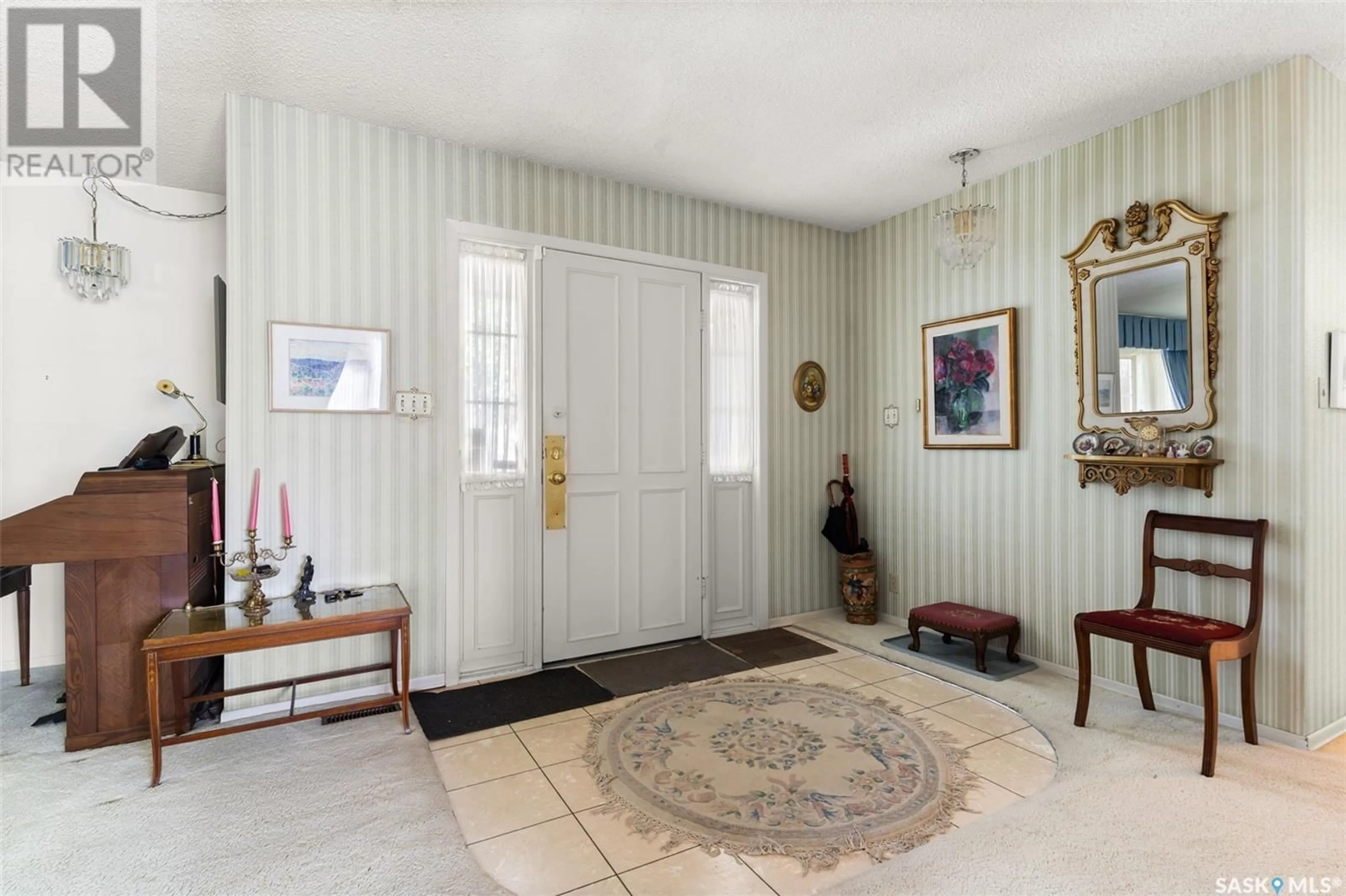 Indoor foyer for 962 MCNIVEN AVENUE, Regina Saskatchewan S4S3X3