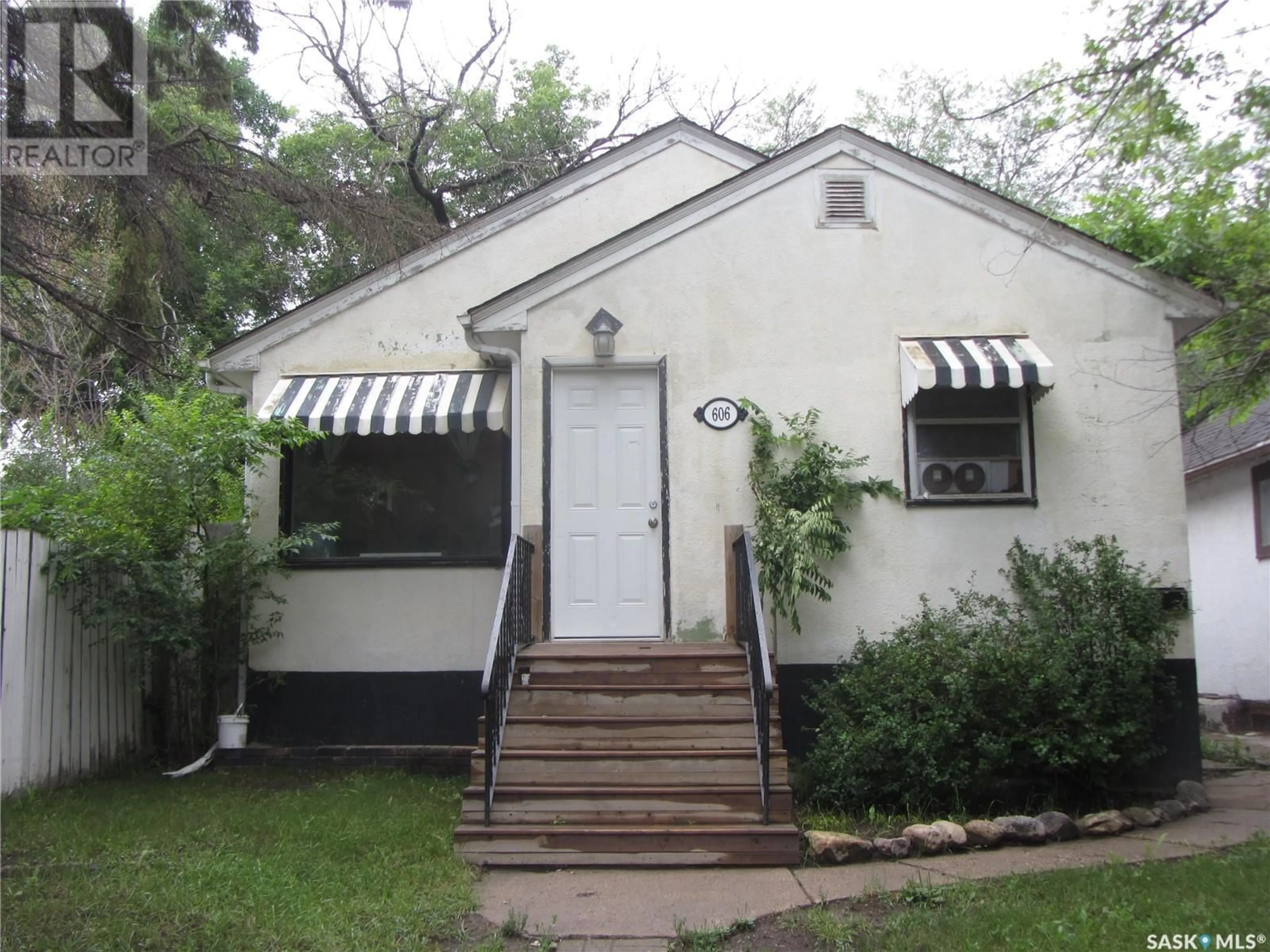 Home with vinyl exterior material, street for 606 BALMORAL STREET, Saskatoon Saskatchewan S7K0Y7
