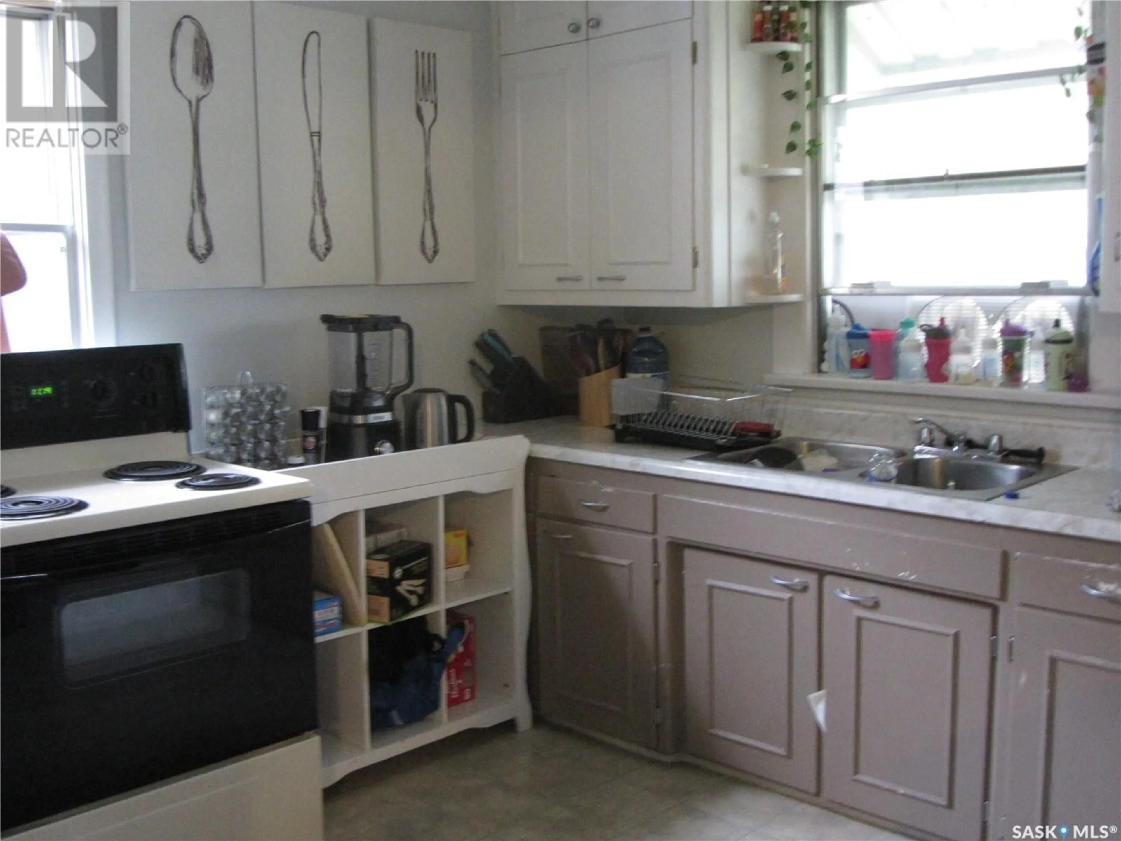 Standard kitchen, ceramic/tile floor for 606 BALMORAL STREET, Saskatoon Saskatchewan S7K0Y7