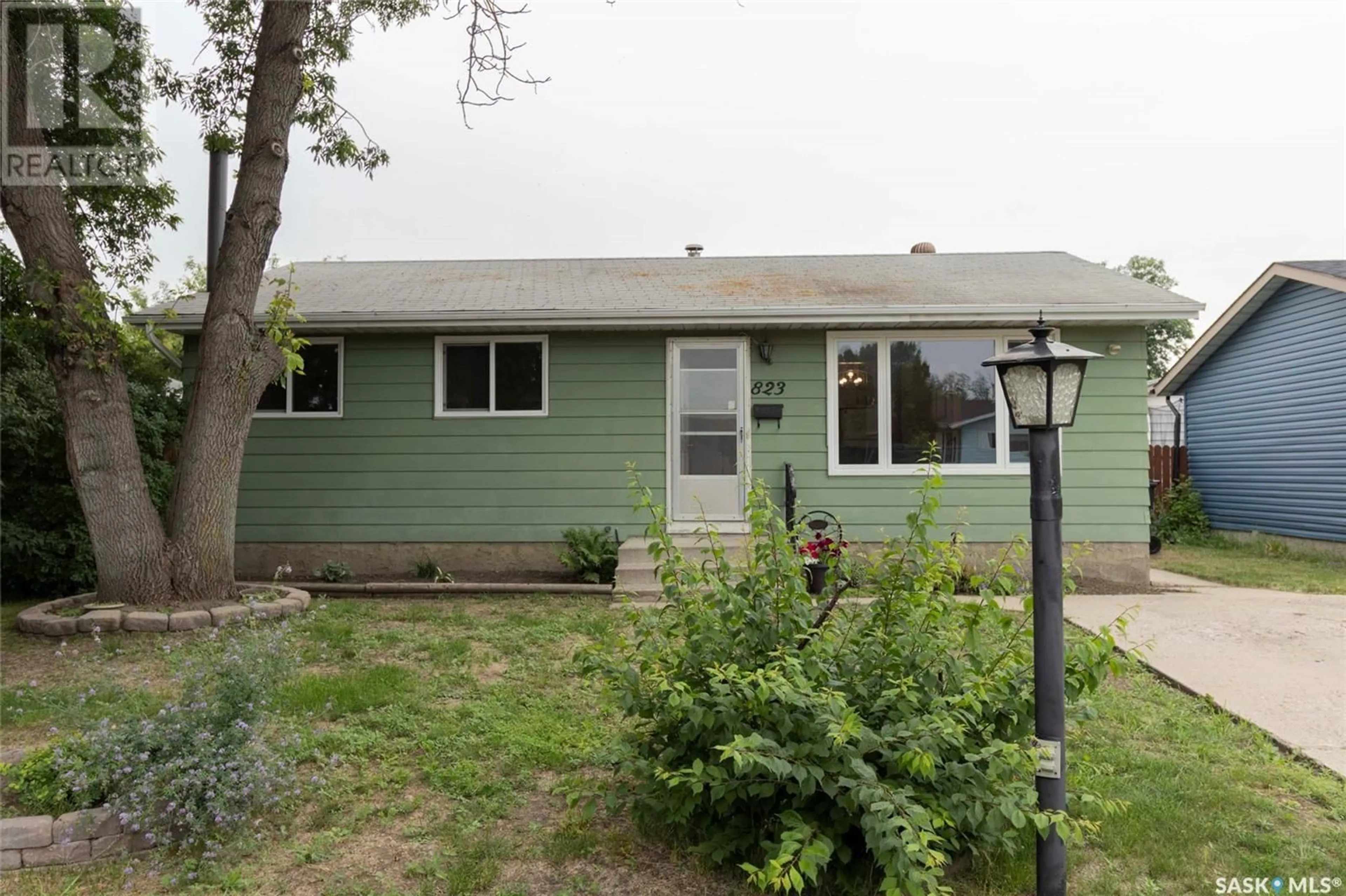 Home with vinyl exterior material, street for 823 STEEVES AVENUE, Saskatoon Saskatchewan S7L5N2