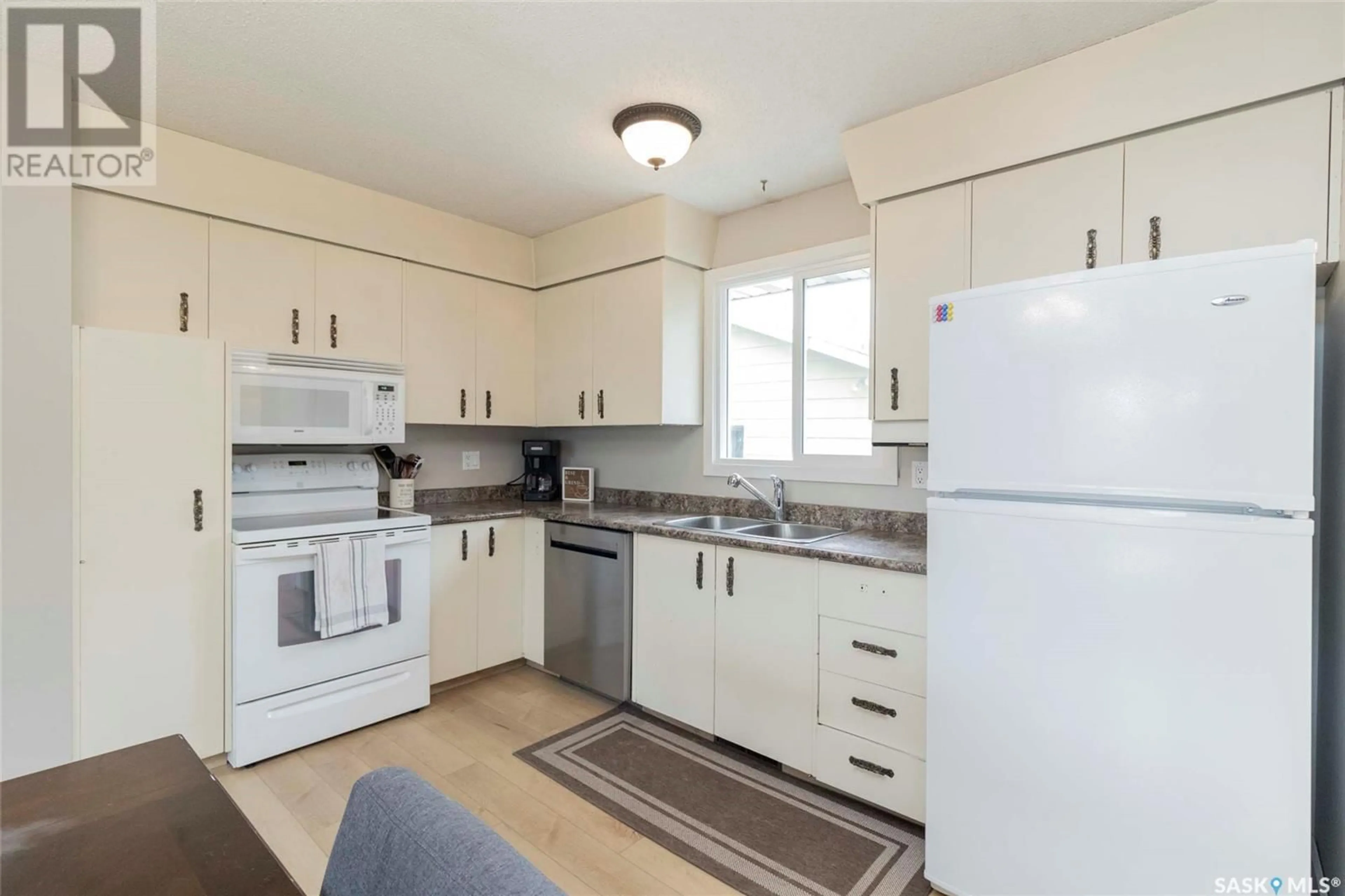 Standard kitchen, unknown for 823 STEEVES AVENUE, Saskatoon Saskatchewan S7L5N2