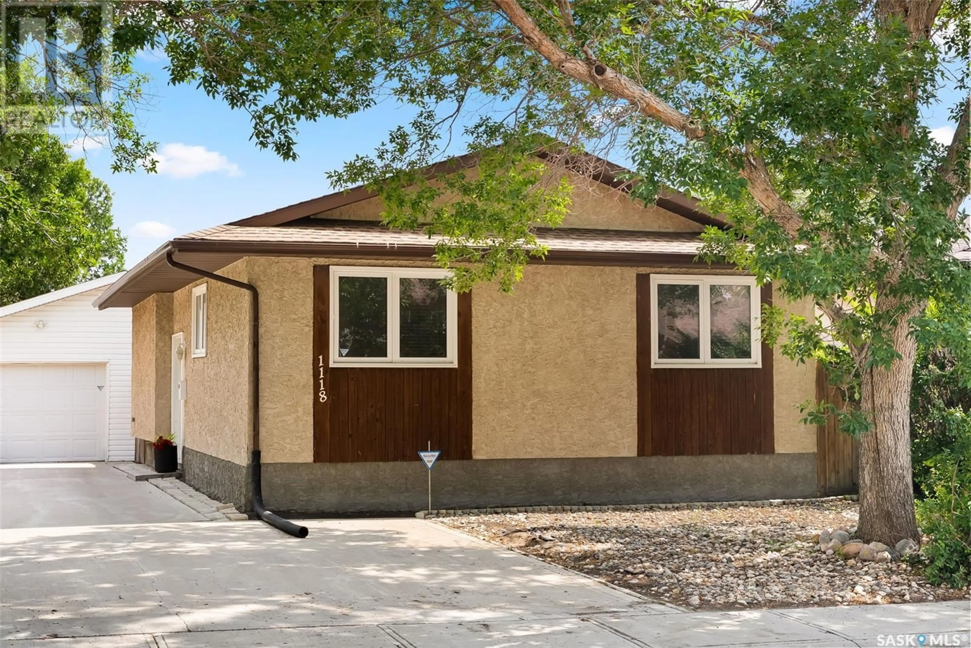 Home with vinyl exterior material, street for 1118 FERGUSON CRESCENT, Regina Saskatchewan S4N6V4