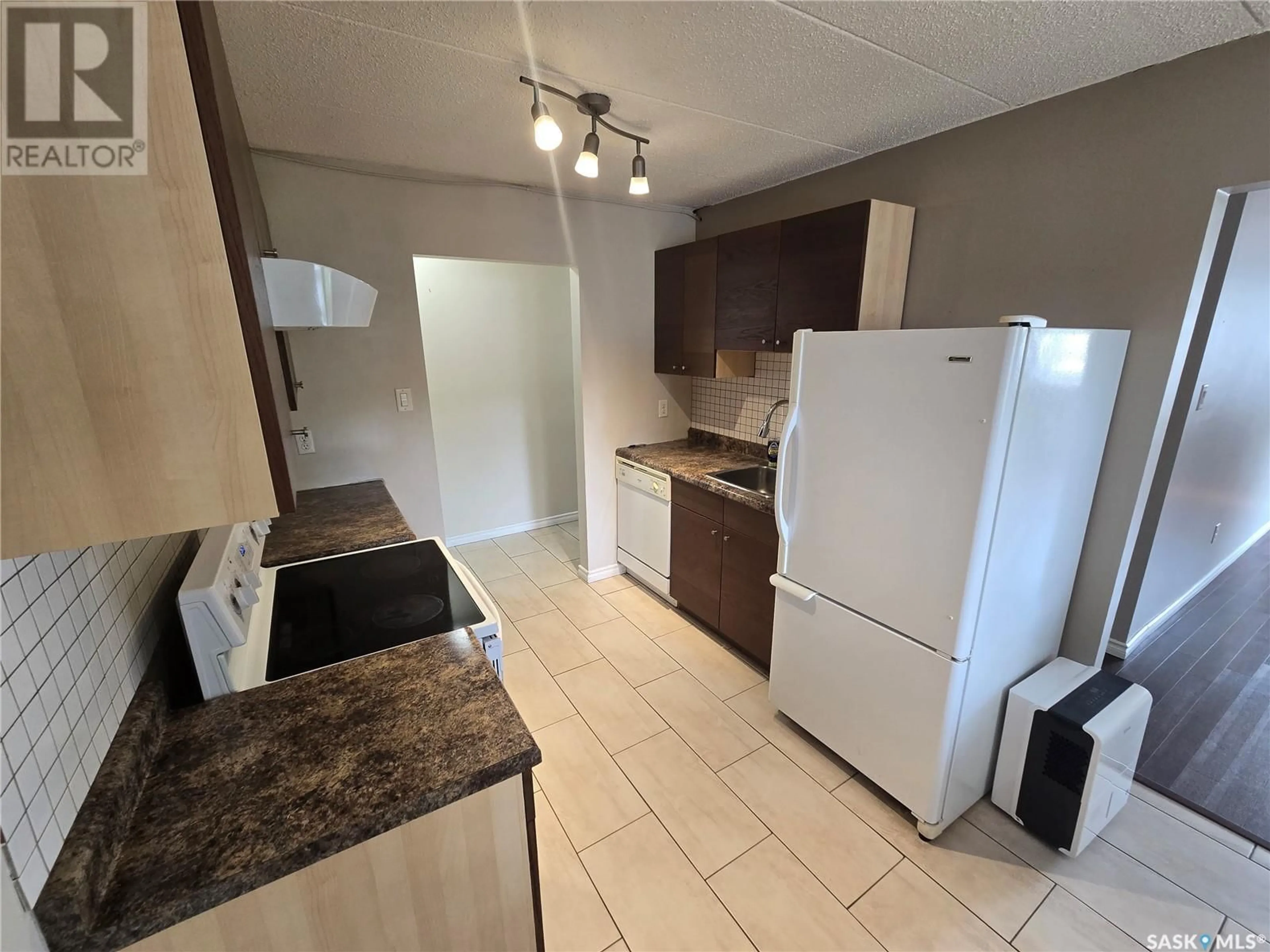 Standard kitchen, unknown for 1 - 131 ANGUS ROAD, Regina Saskatchewan S4R5E4