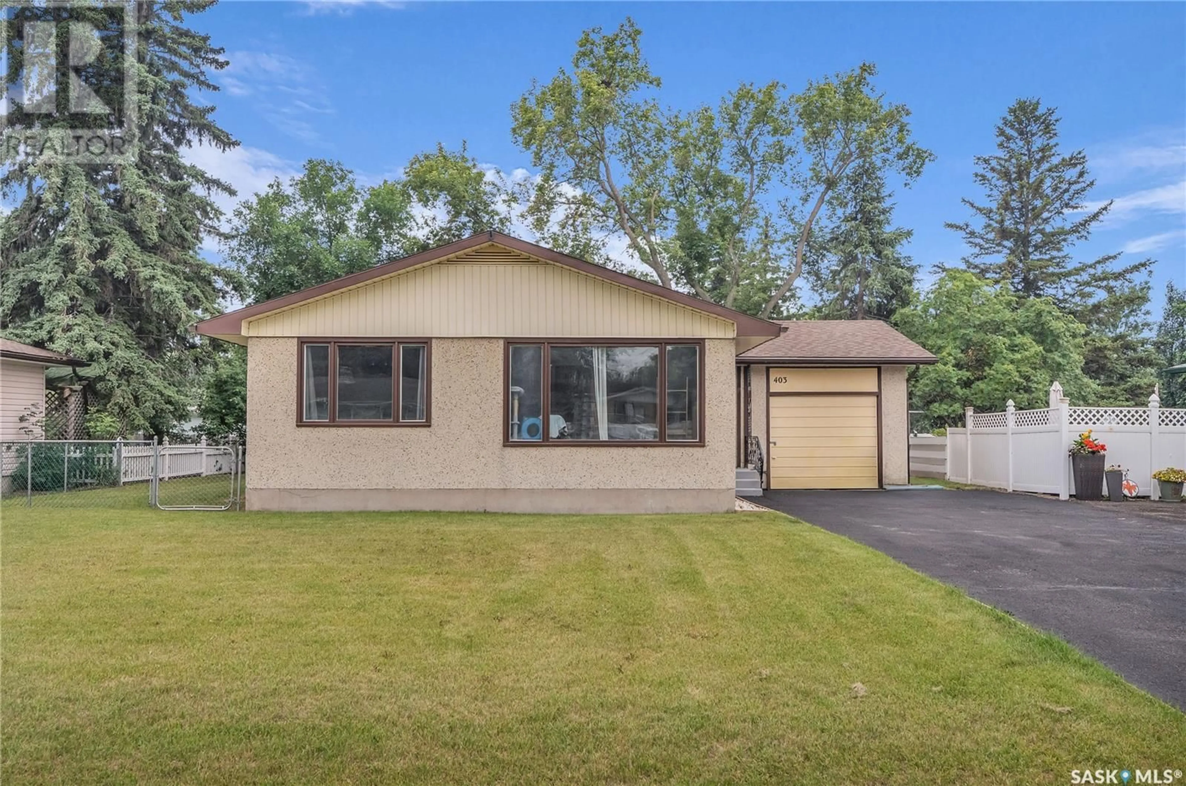 Home with vinyl exterior material, unknown for 403 5TH AVENUE, Watrous Saskatchewan S0K4T0