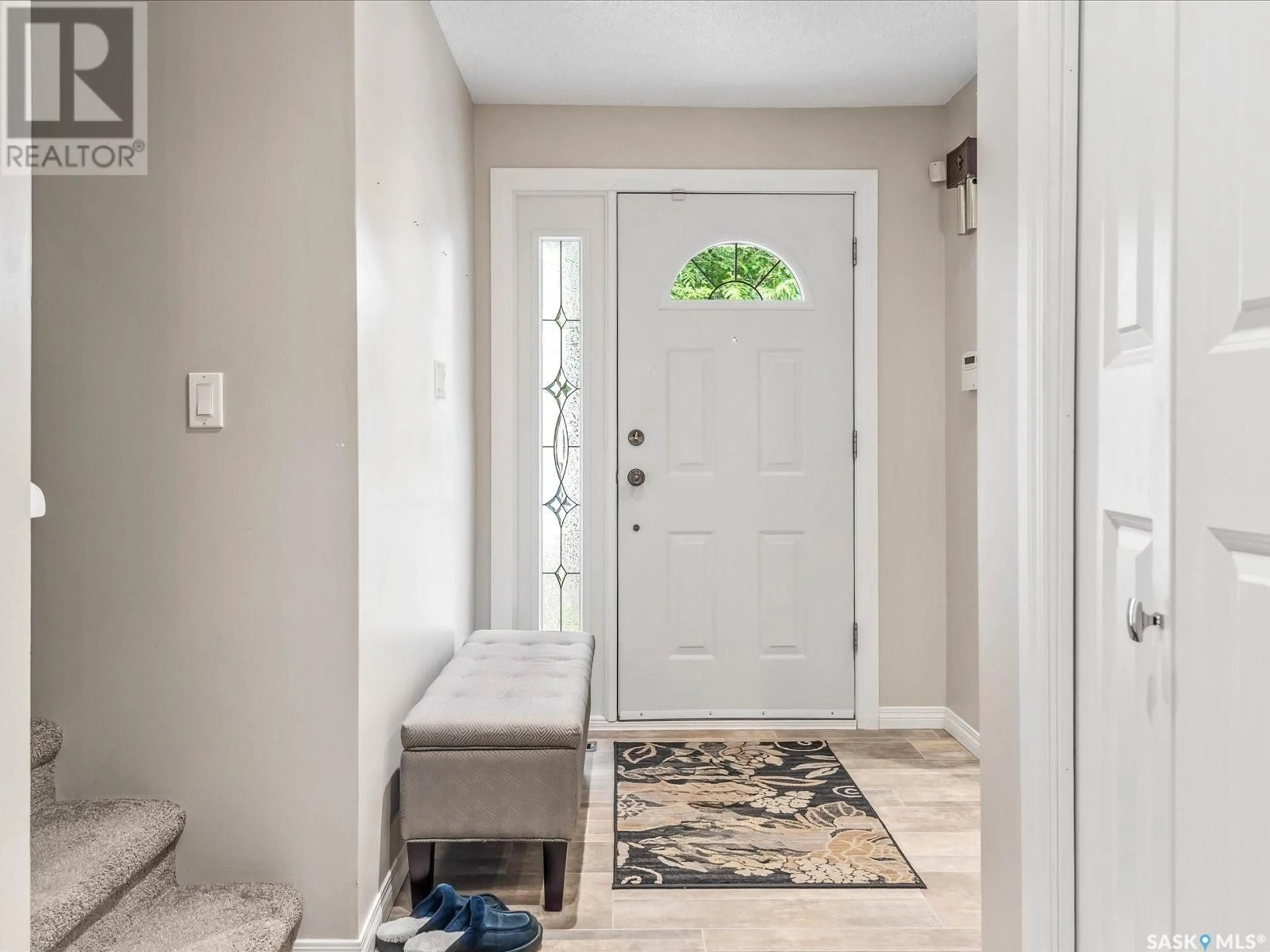 Indoor entryway for 1617 6TH AVENUE, Regina Saskatchewan S4R0M6