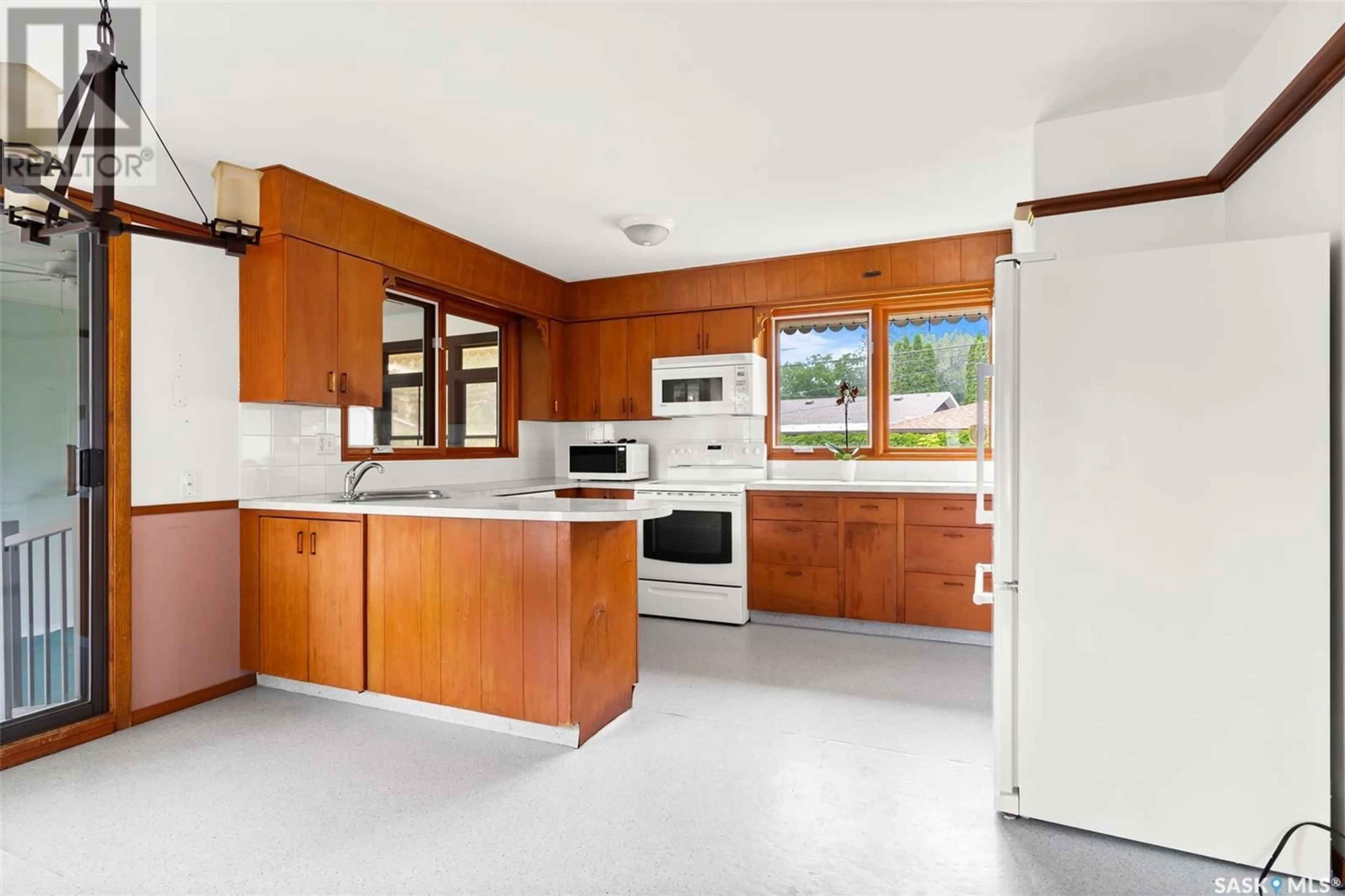 Standard kitchen, ceramic/tile floor for 11 BRIARWOOD PLACE, Regina Saskatchewan S4S5M8