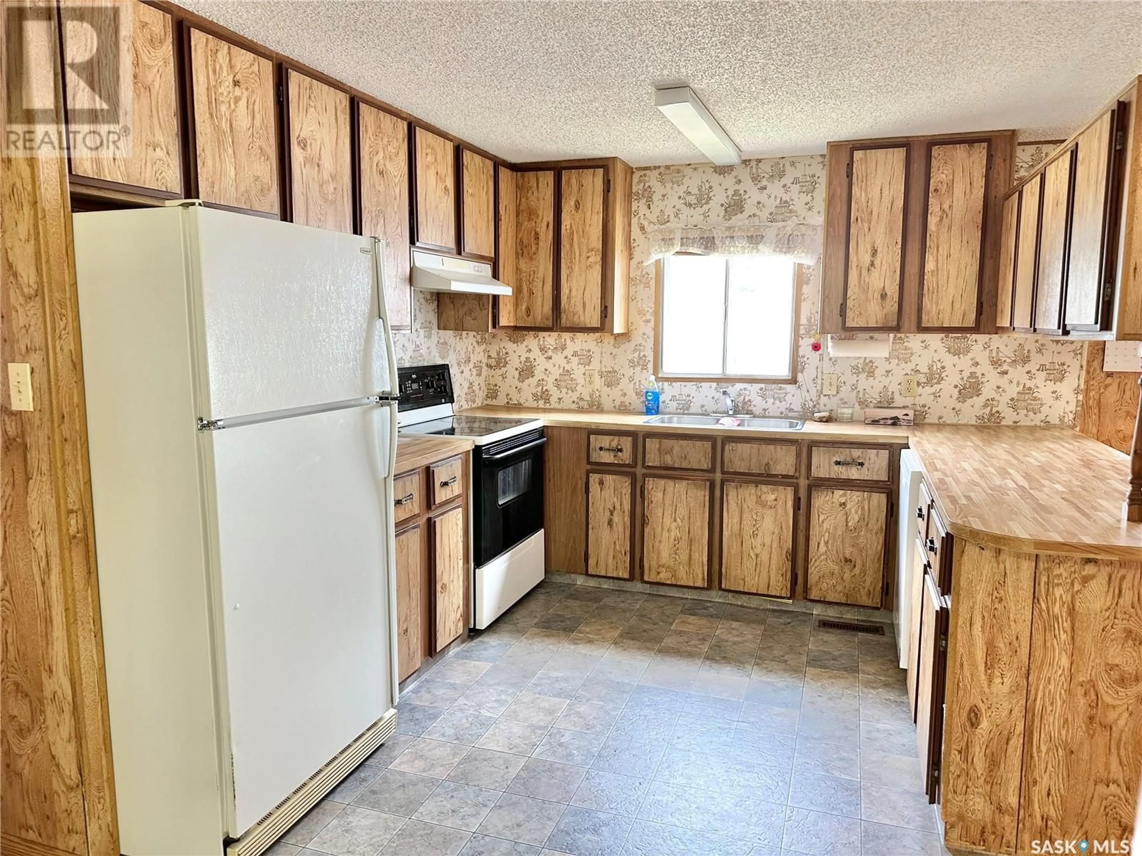 Standard kitchen, unknown for 211 MEMORIAL DRIVE E, Shell Lake Saskatchewan S0J2G0